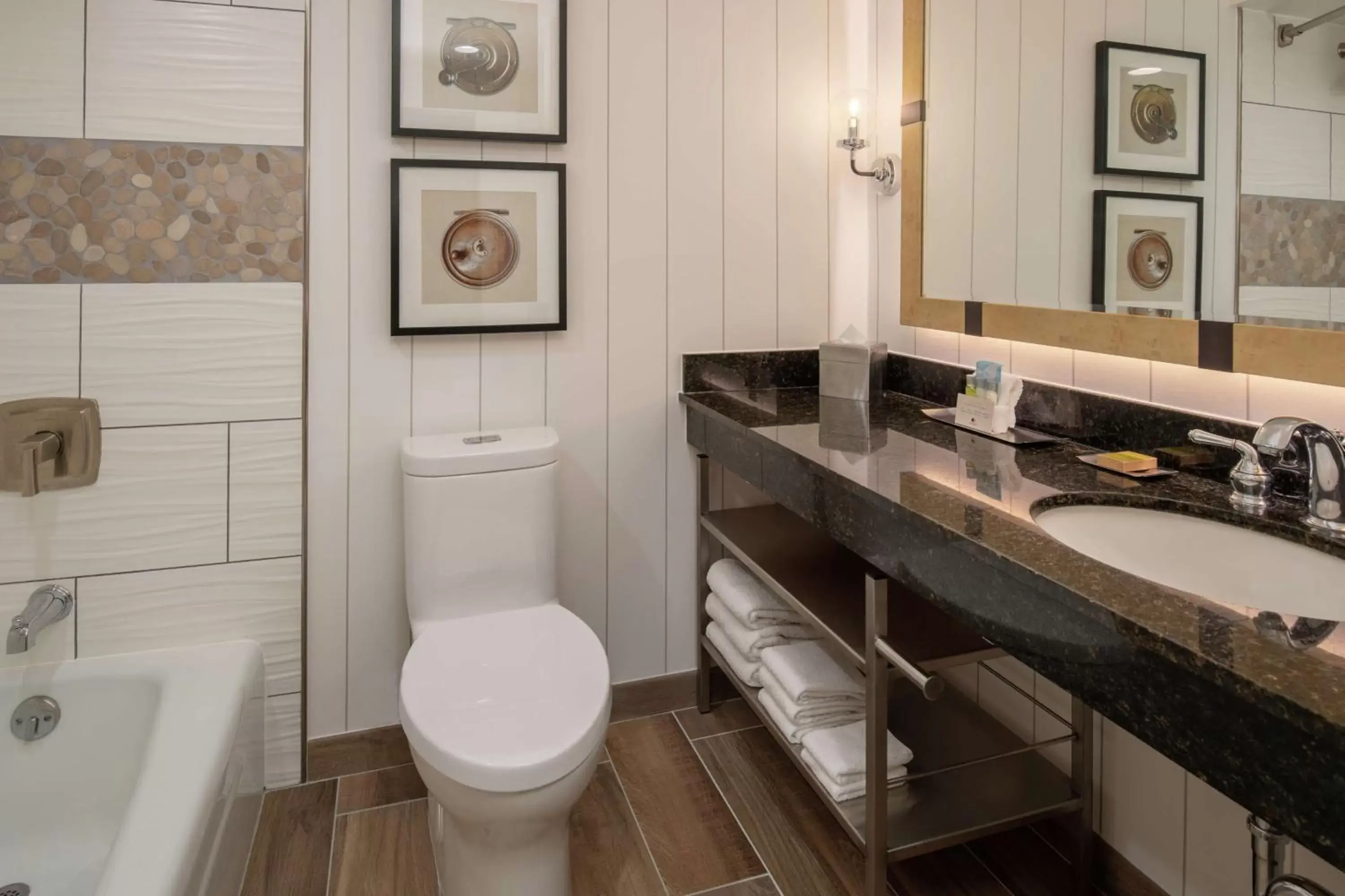 Standard Queen Room with Two Queen Beds in DoubleTree by Hilton Missoula Edgewater Standard Queen Room with Two Queen Beds in DoubleTree by Hilton Missoula Edgewater