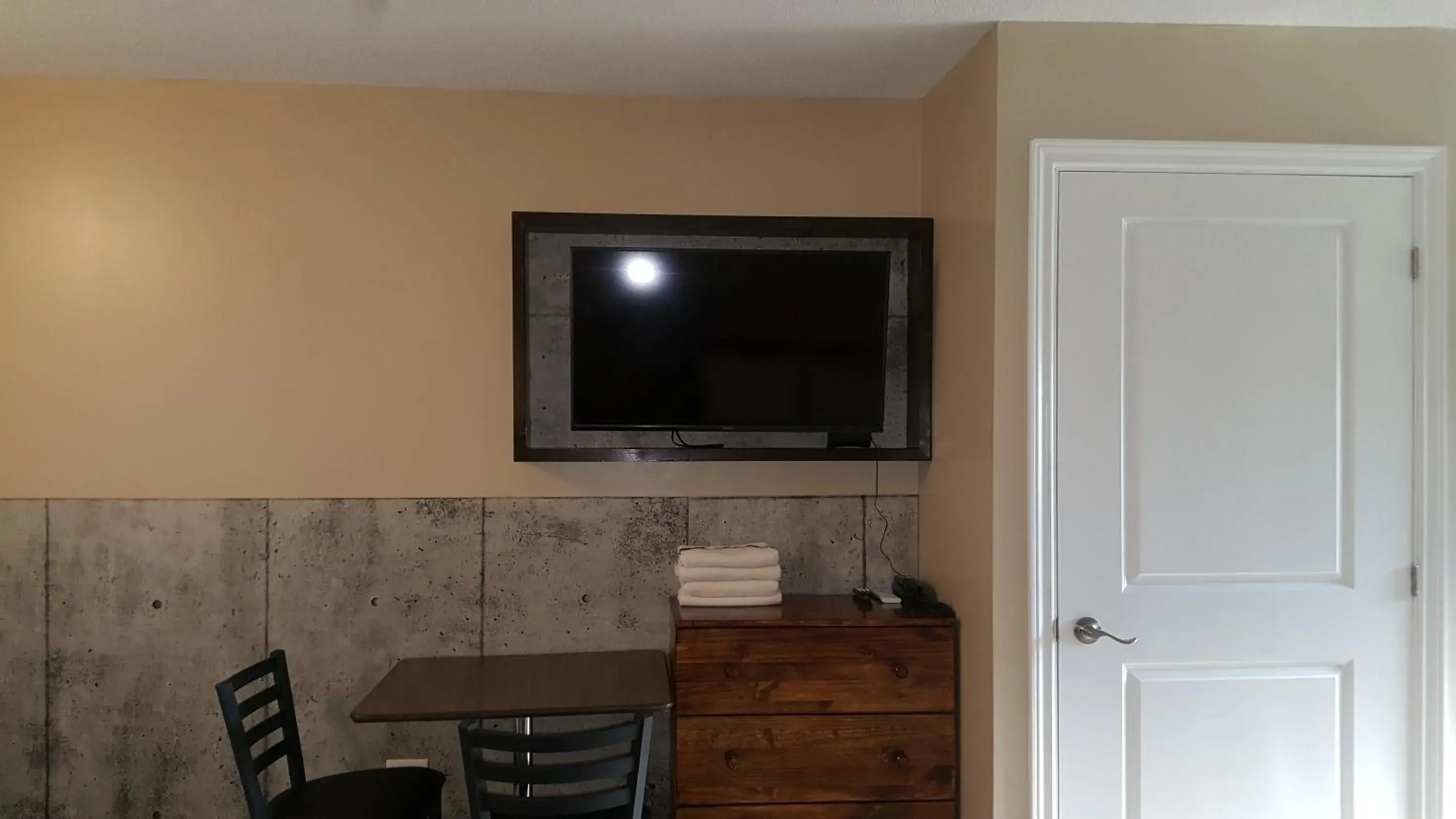 Queen Room with Two Queen Beds Room with Kitchenette in Blue Moon Motel Queen Room with Two Queen Beds Room with Kitchenette in Blue Moon Motel