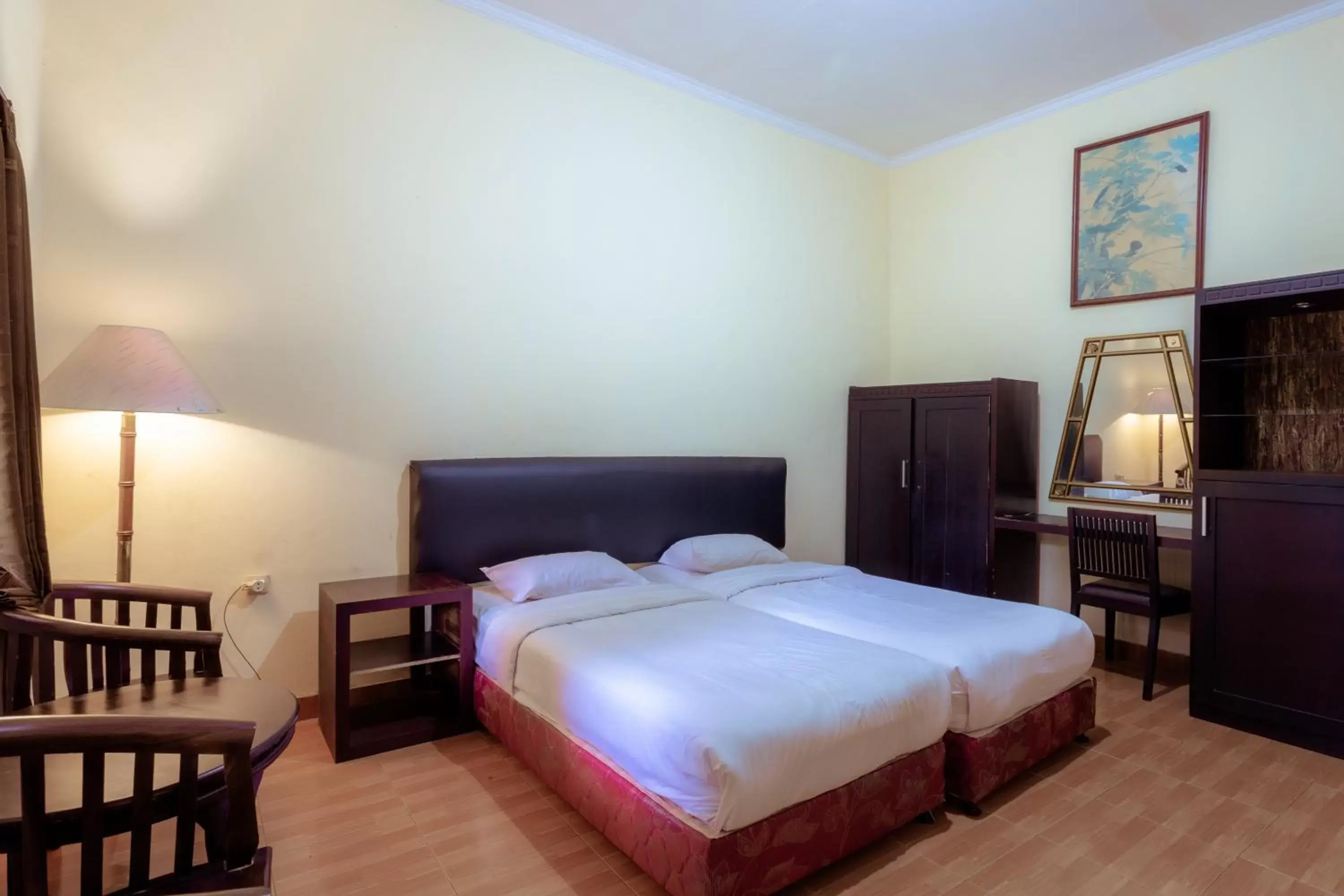 Deluxe Twin Room in Hotel Mahkota Plengkung by ecommerceloka Deluxe Twin Room in Hotel Mahkota Plengkung by ecommerceloka