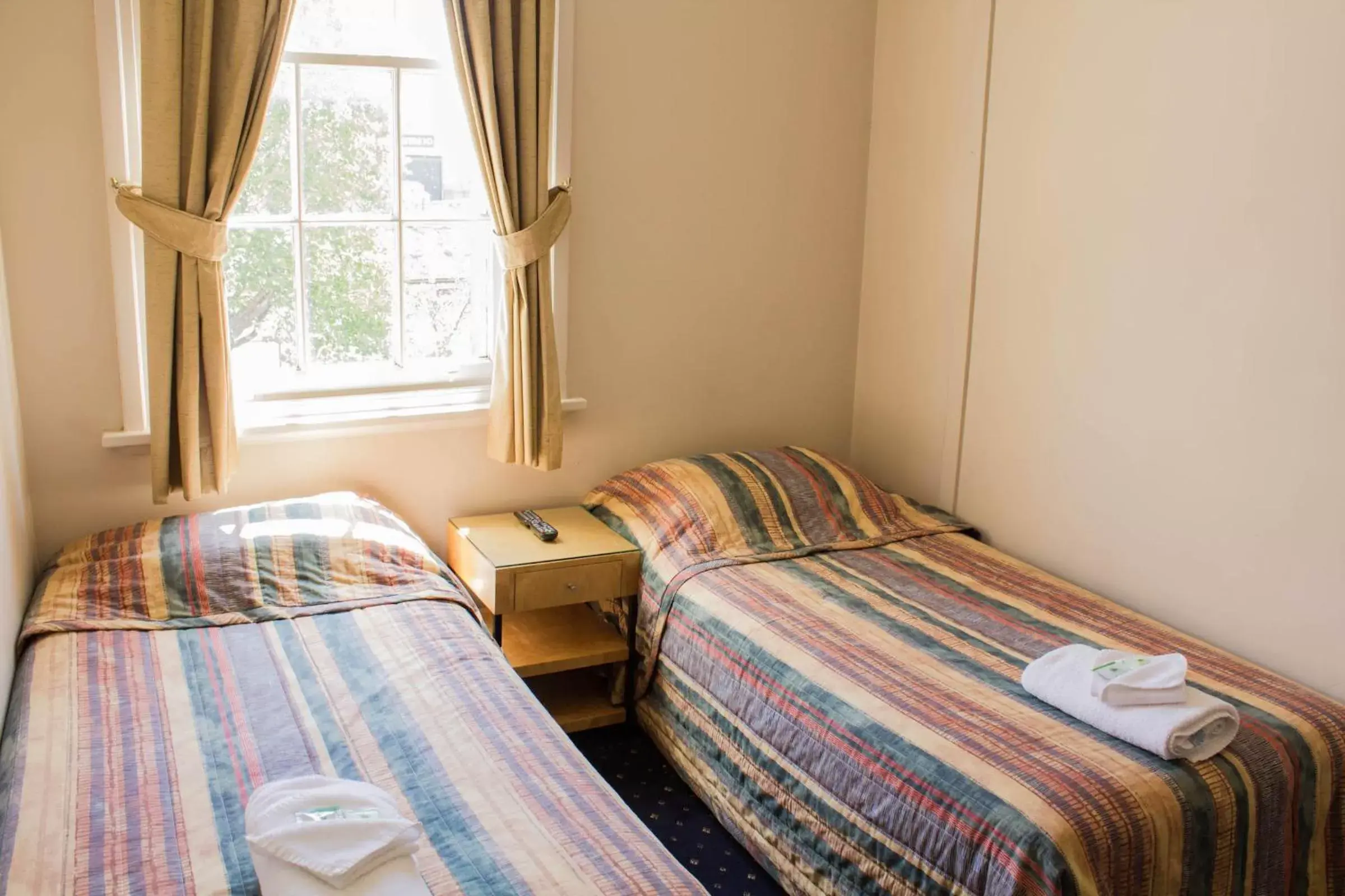 Twin Room with Shared Bathroom in Gardners Inn Hotel Twin Room with Shared Bathroom in Gardners Inn Hotel