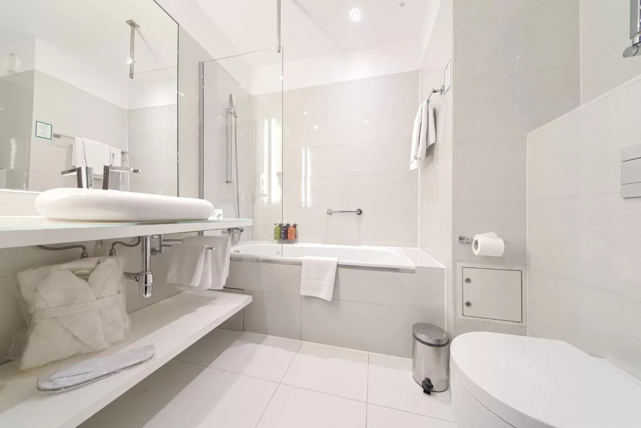 Premium Corner King Room with Balcony and River View in Holiday Inn Bydgoszcz, an IHG Hotel Premium Corner King Room with Balcony and River View in Holiday Inn Bydgoszcz, an IHG Hotel