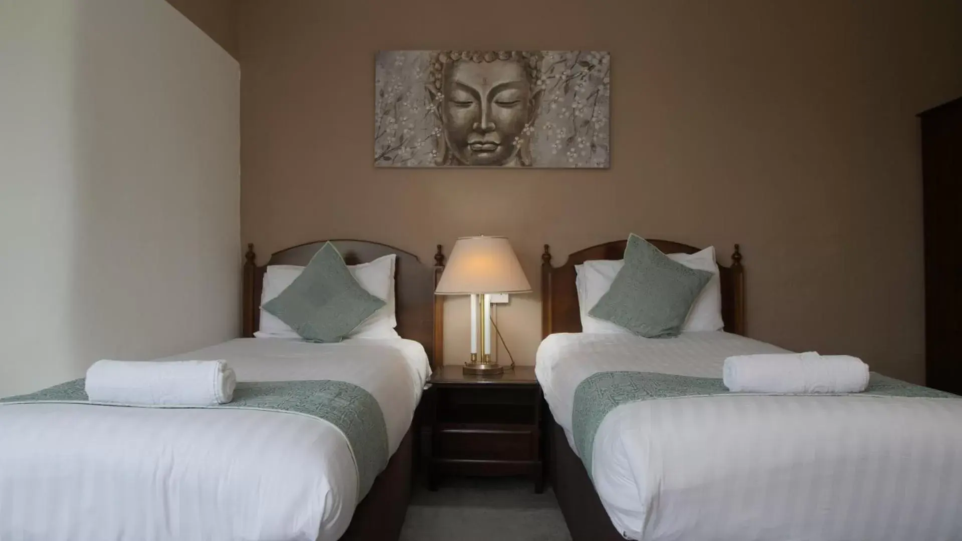 Twin Room in The Broadway Hotel Twin Room in The Broadway Hotel