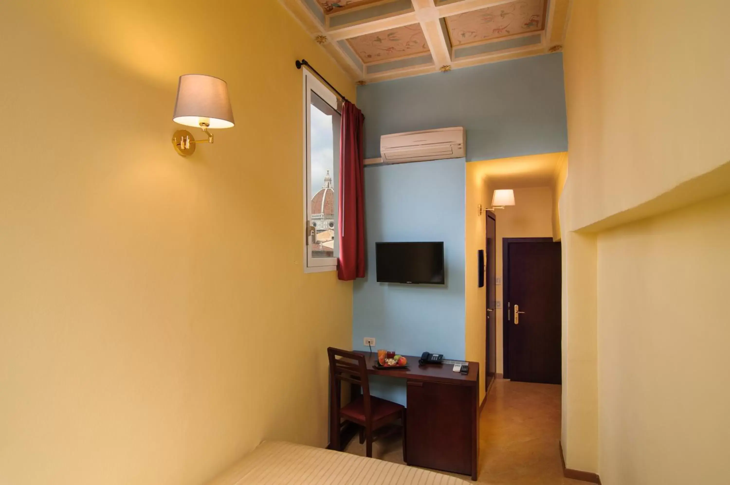 Single Room in Hotel Cardinal of Florence - recommended for ages 25 to 55 Single Room in Hotel Cardinal of Florence - recommended for ages 25 to 55