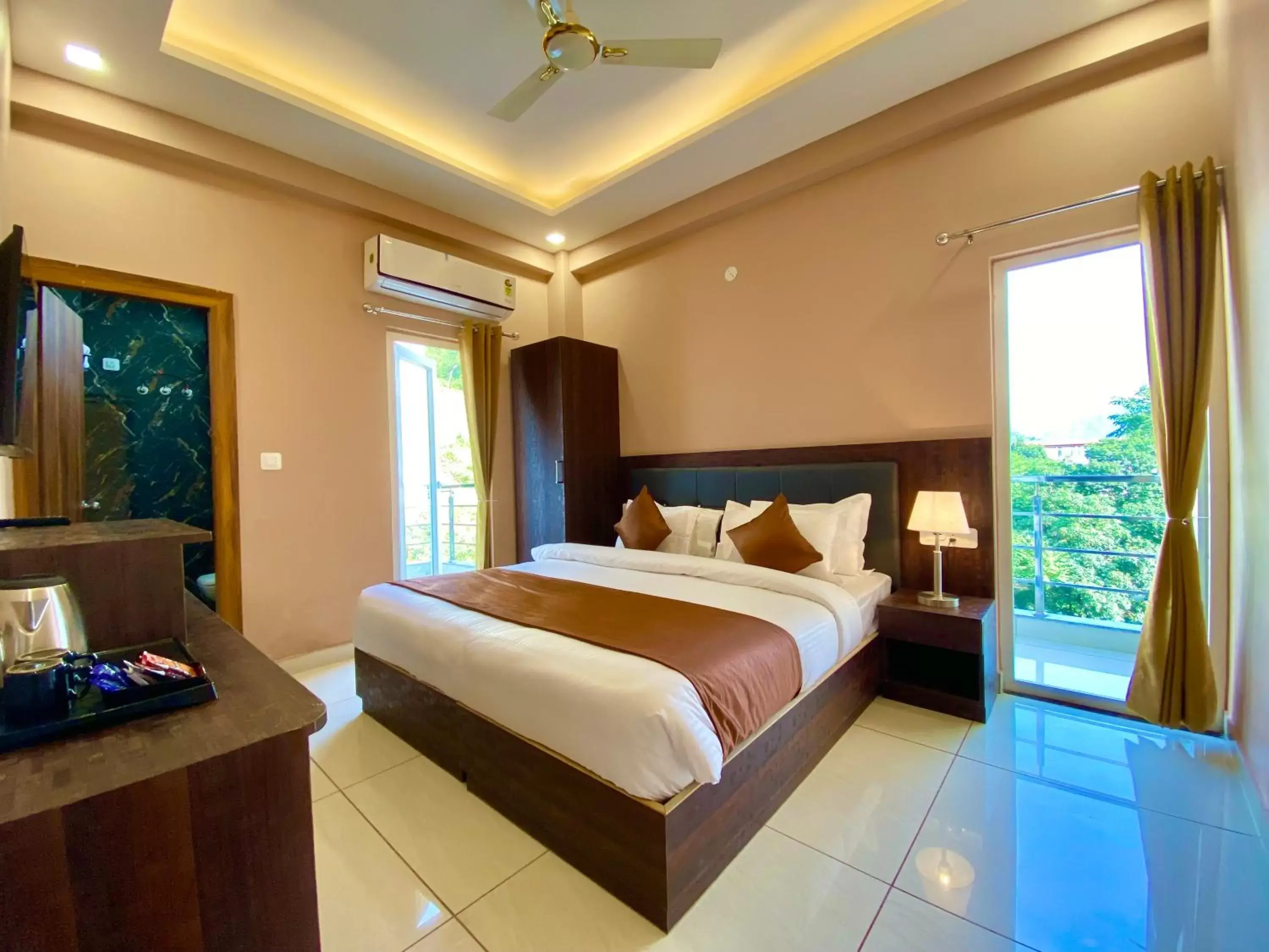 Superior King Room in Hotel Shiv Inn Near Secret Waterfall Superior King Room in Hotel Shiv Inn Near Secret Waterfall