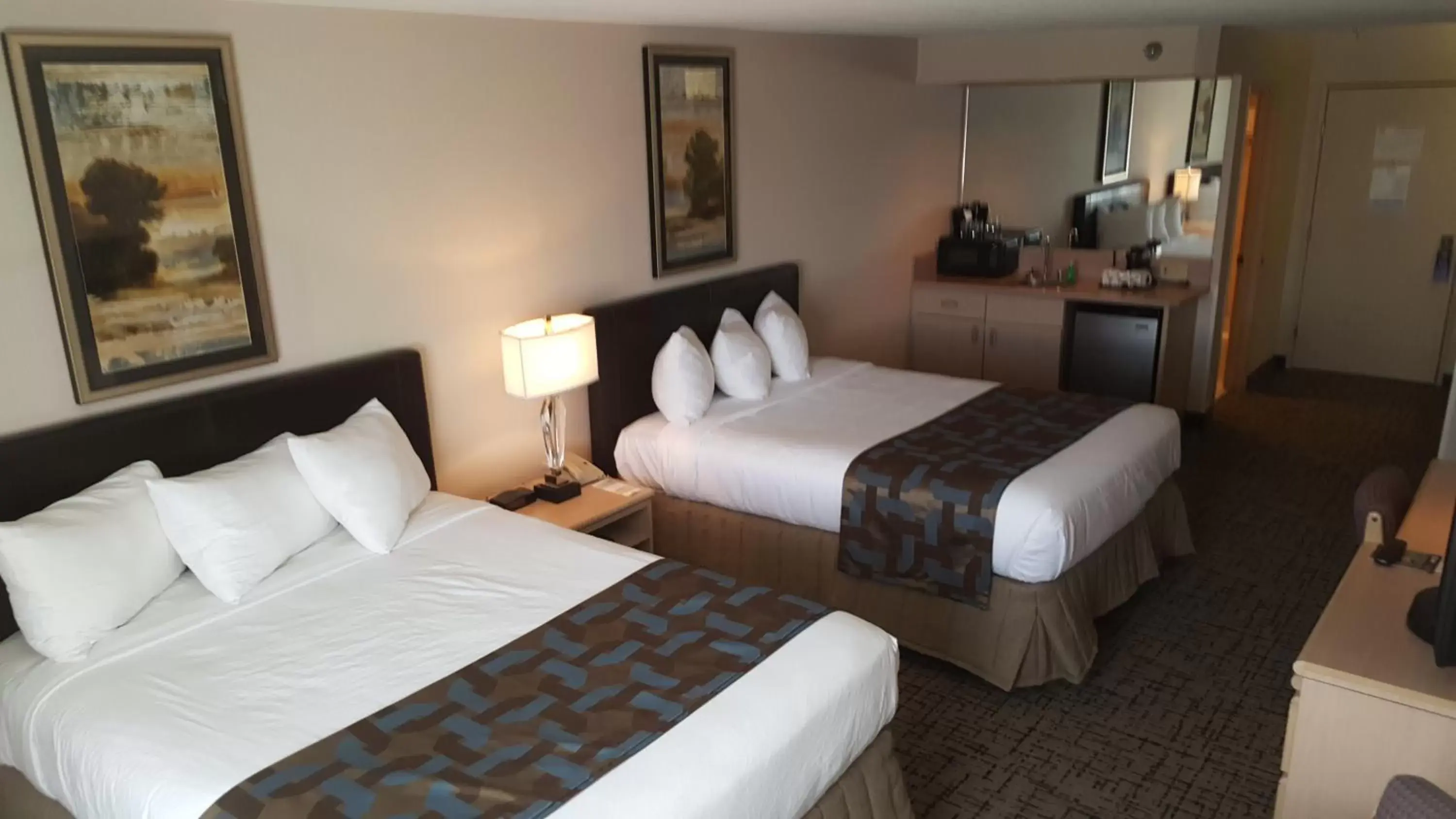 Queen Room with Two Queen Beds in Shilo Inn Elko Queen Room with Two Queen Beds in Shilo Inn Elko