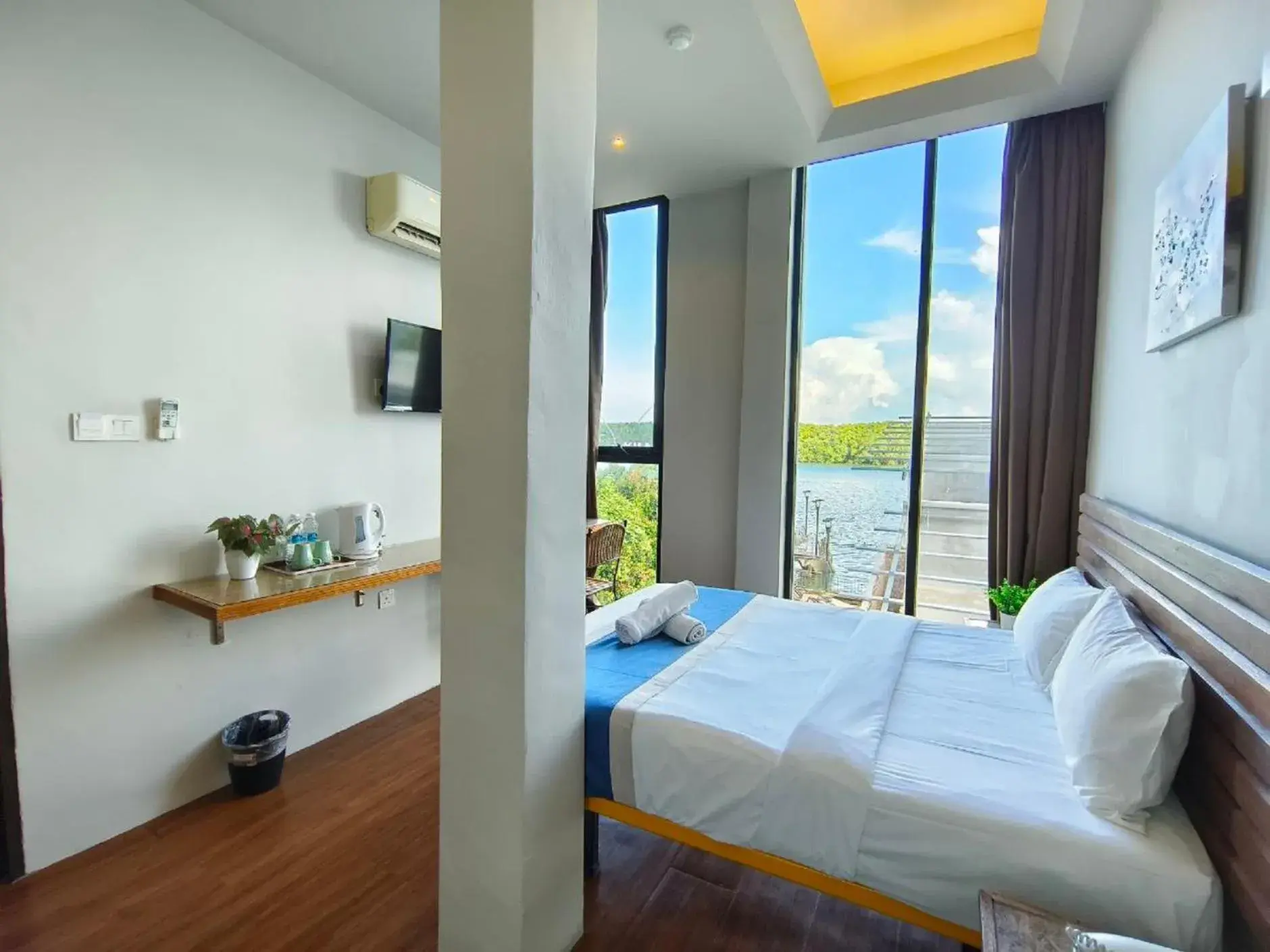 Double Room with Lake View in The Riverbank Hotel By MRVJ Business Double Room with Lake View in The Riverbank Hotel By MRVJ Business