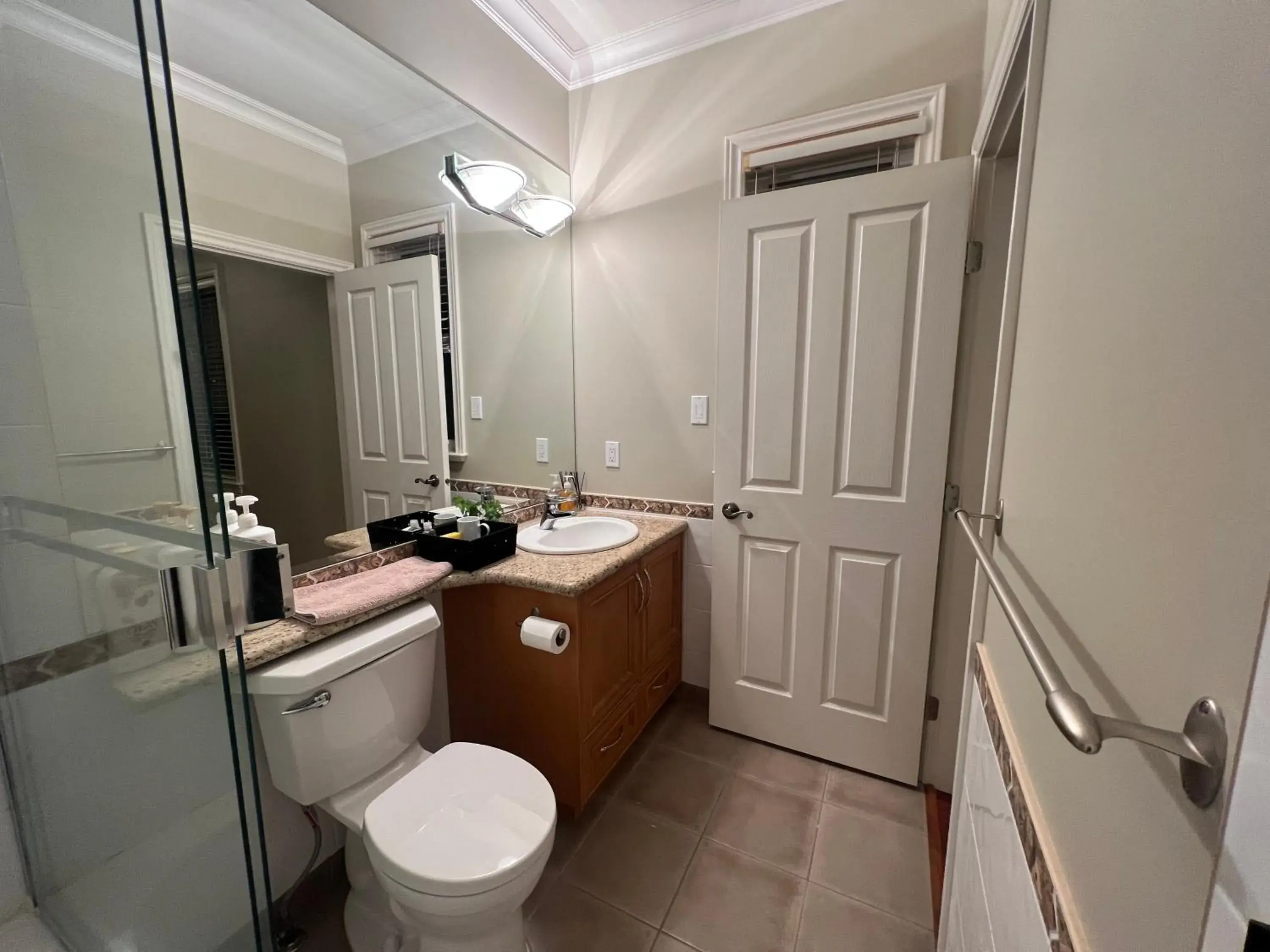 Double Room with Private Bathroom - single occupancy in A cozy bedroom with a private washroom close to YVR Richmond Double Room with Private Bathroom - single occupancy in A cozy bedroom with a private washroom close to YVR Richmond