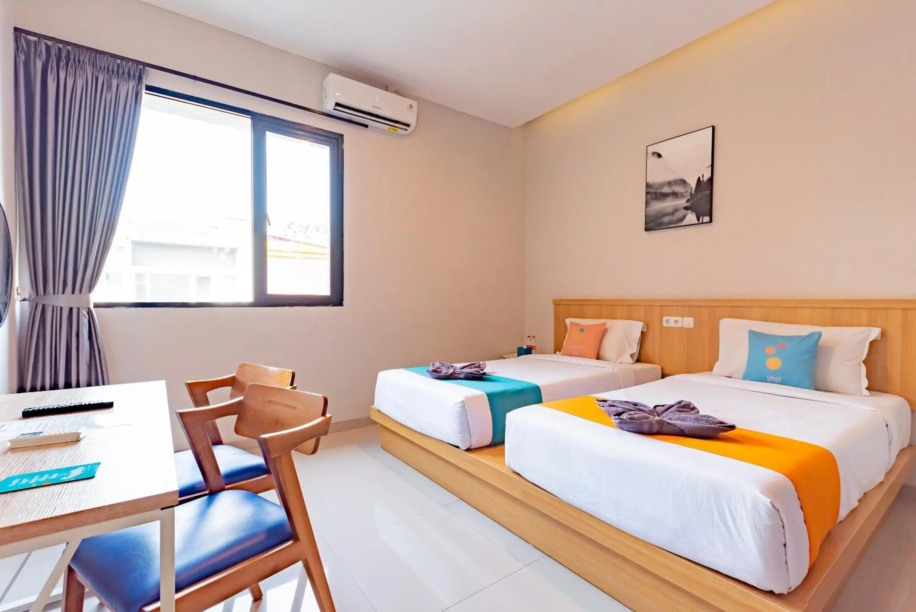 Deluxe Twin Room in Sans Hotel Bobosini Malang by RedDoorz Deluxe Twin Room in Sans Hotel Bobosini Malang by RedDoorz