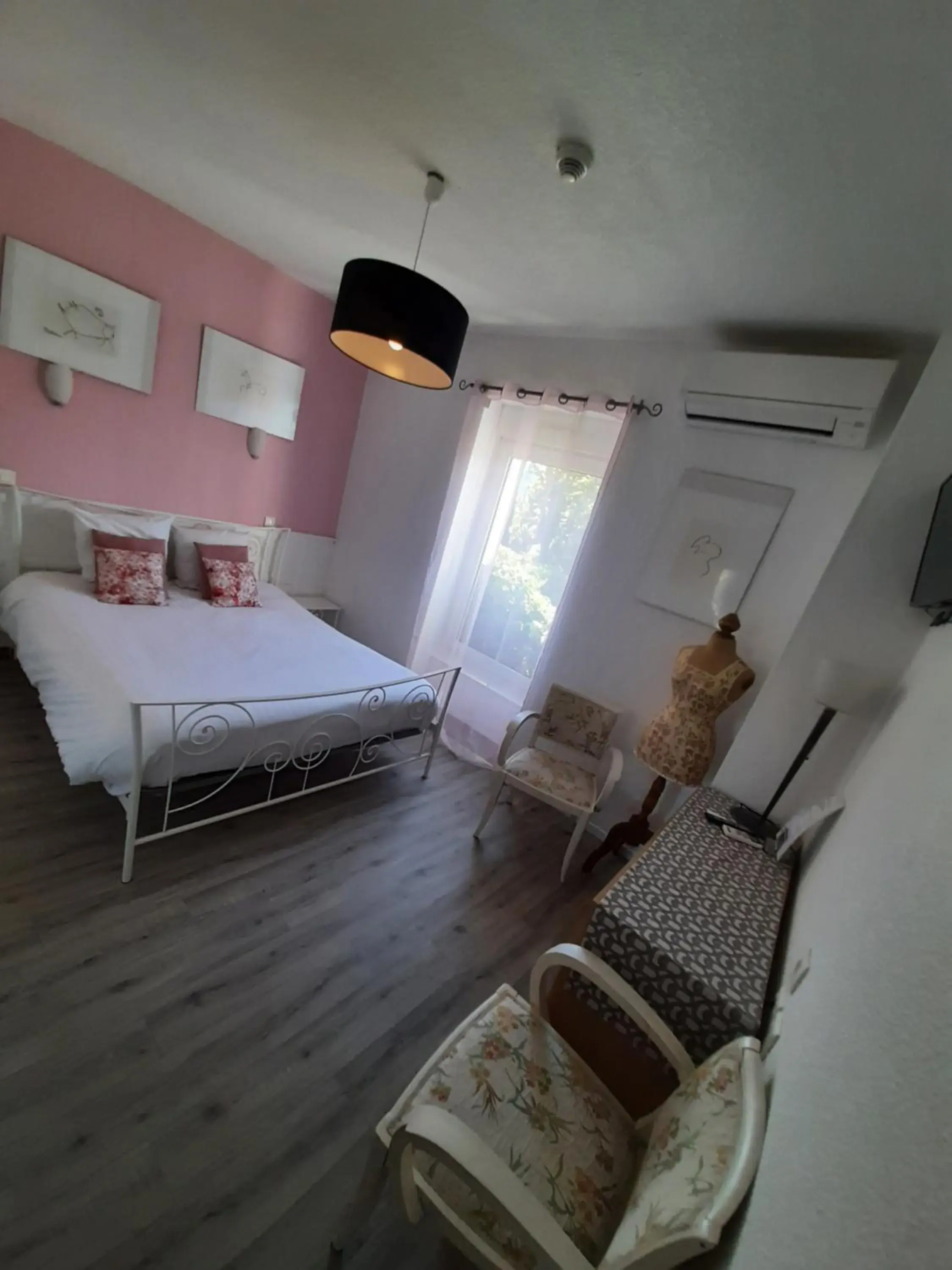 Twin Room with Private Bathroom in hôtel la tour des fées Twin Room with Private Bathroom in hôtel la tour des fées