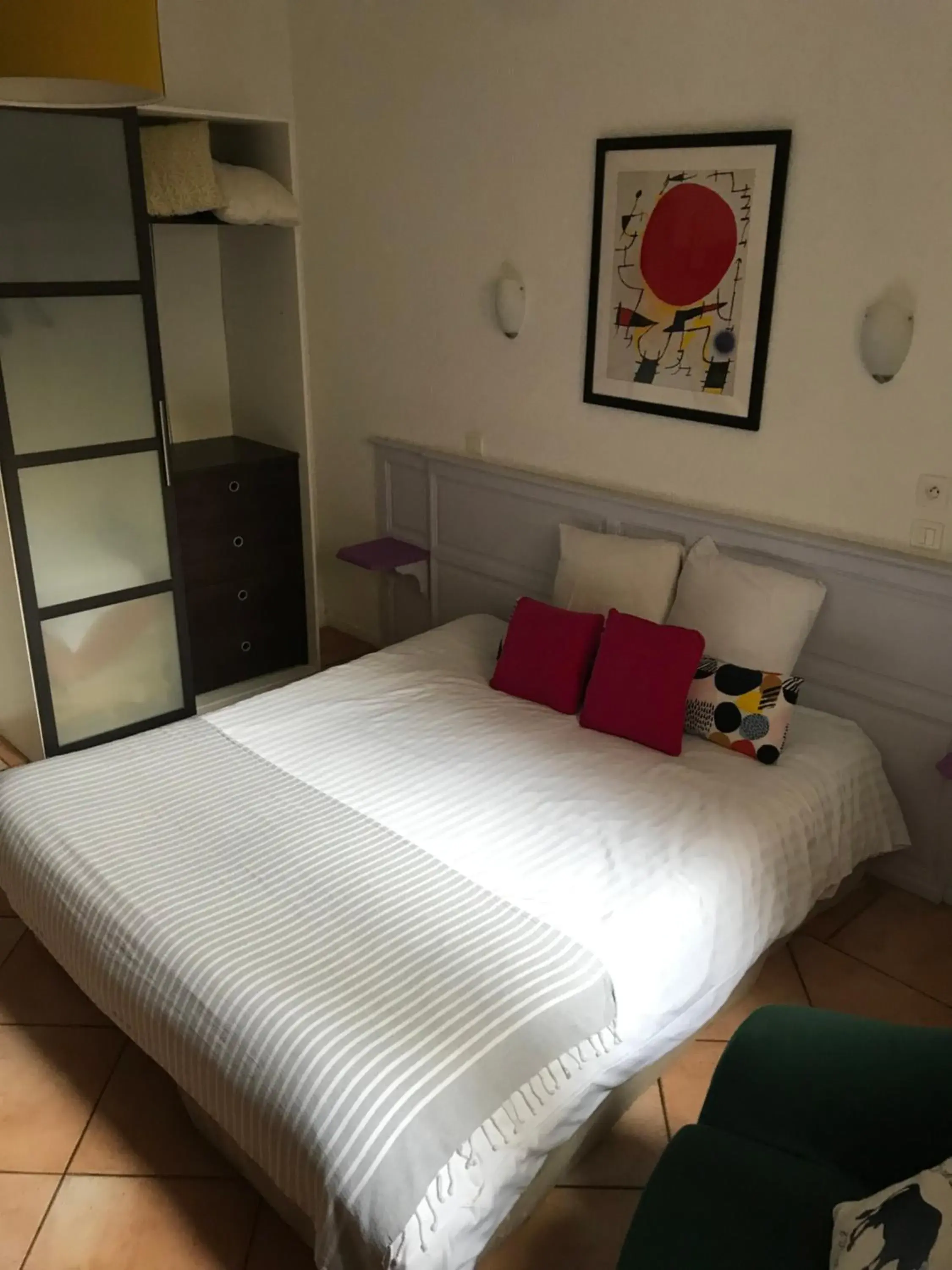 Quadruple Room with Shower in hôtel la tour des fées Quadruple Room with Shower in hôtel la tour des fées