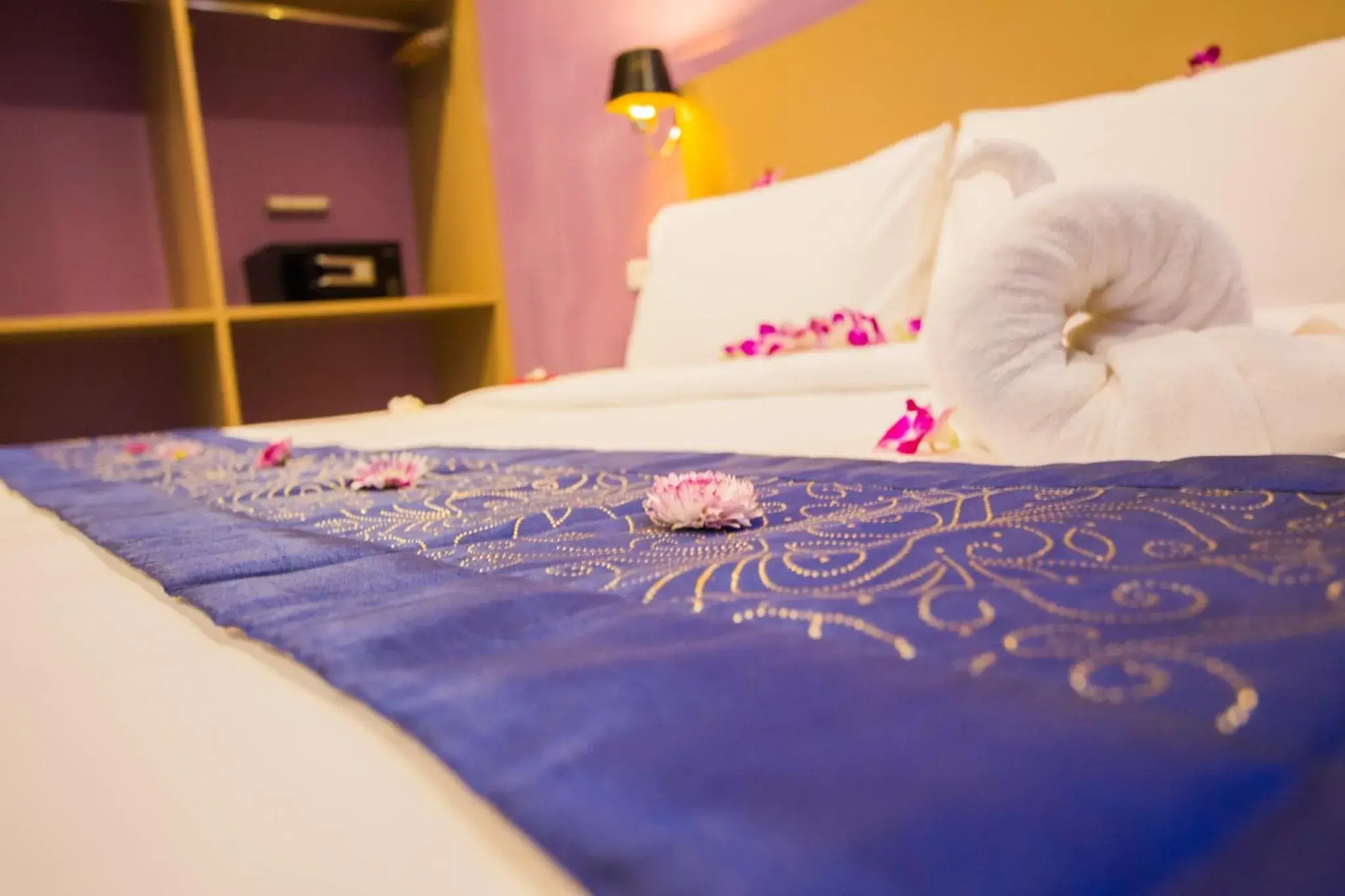 Deluxe Double Room with Bath in Behind The Scene Hotel Club @ Samui Deluxe Double Room with Bath in Behind The Scene Hotel Club @ Samui