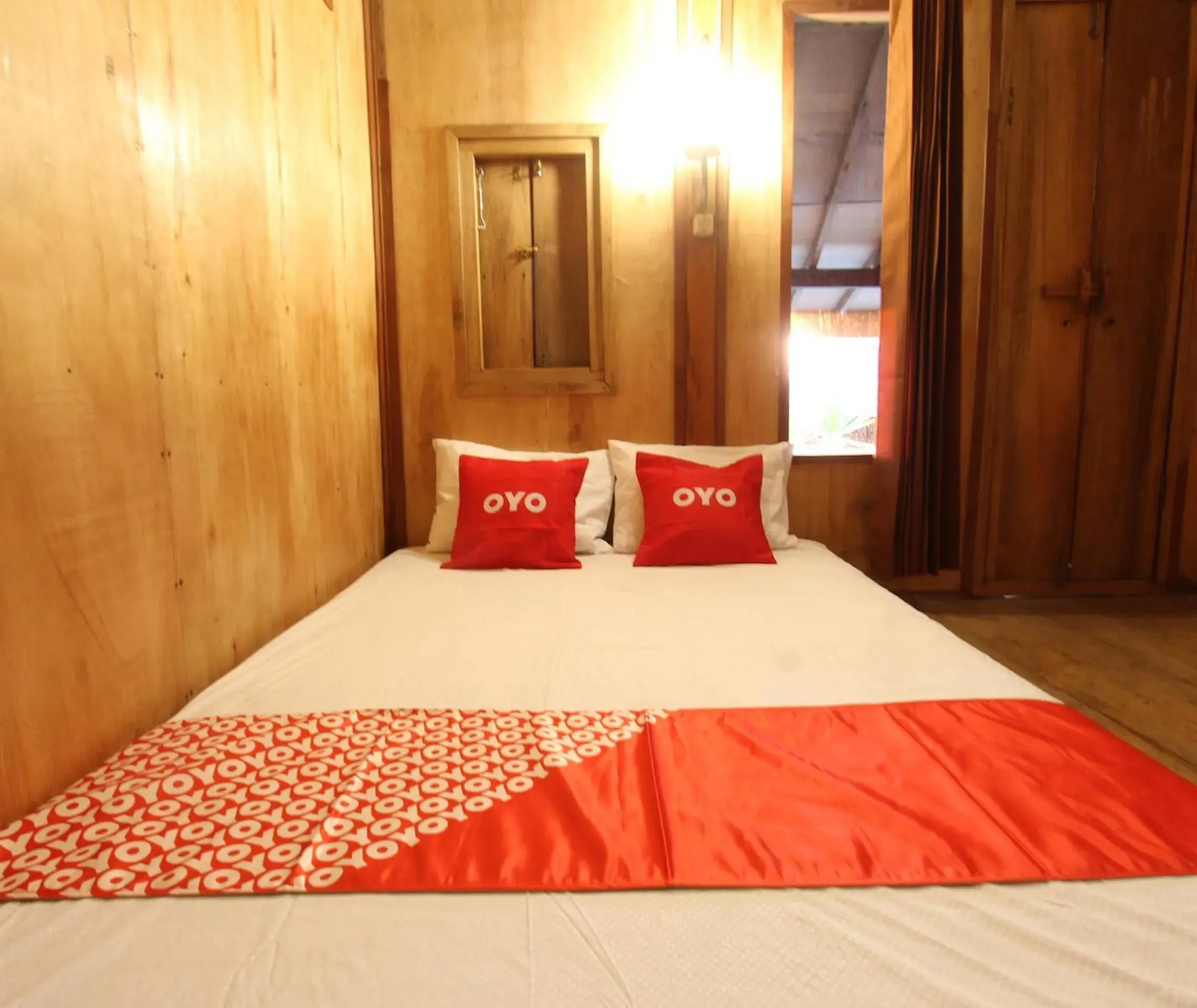 Deluxe Double Room in OYO 93121 Abi Bungalow & Hostel Deluxe Double Room in OYO 93121 Abi Bungalow & Hostel