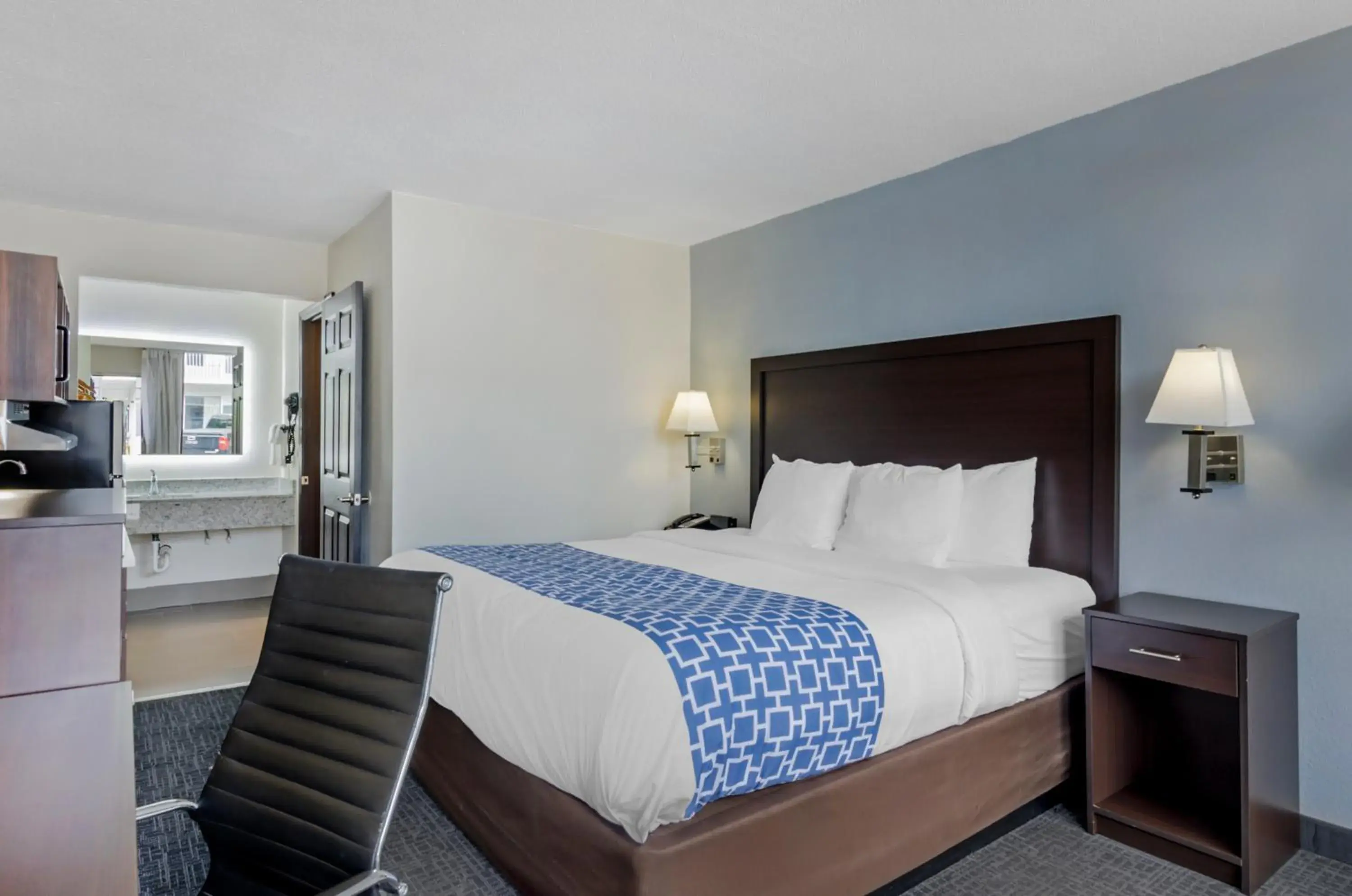 Efficiency King Room with Roll-In Shower - Disability Access/Non Smoking in Suburban Studios Verona - Staunton North Efficiency King Room with Roll-In Shower - Disability Access/Non Smoking in Suburban Studios Verona - Staunton North