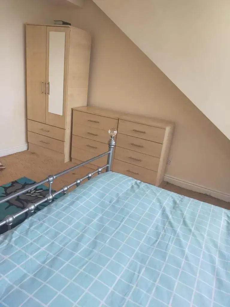 Double Room with Shared Bathroom in Paradise Apartment- Female Only Double Room with Shared Bathroom in Paradise Apartment- Female Only