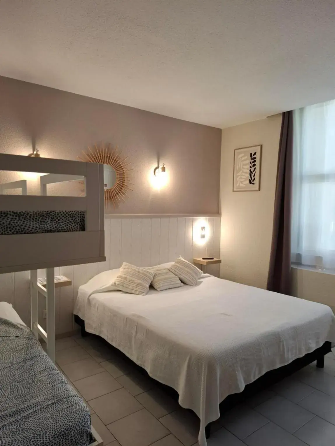 Family Room with Private Bathroom in Hotel Les Bellugues Family Room with Private Bathroom in Hotel Les Bellugues