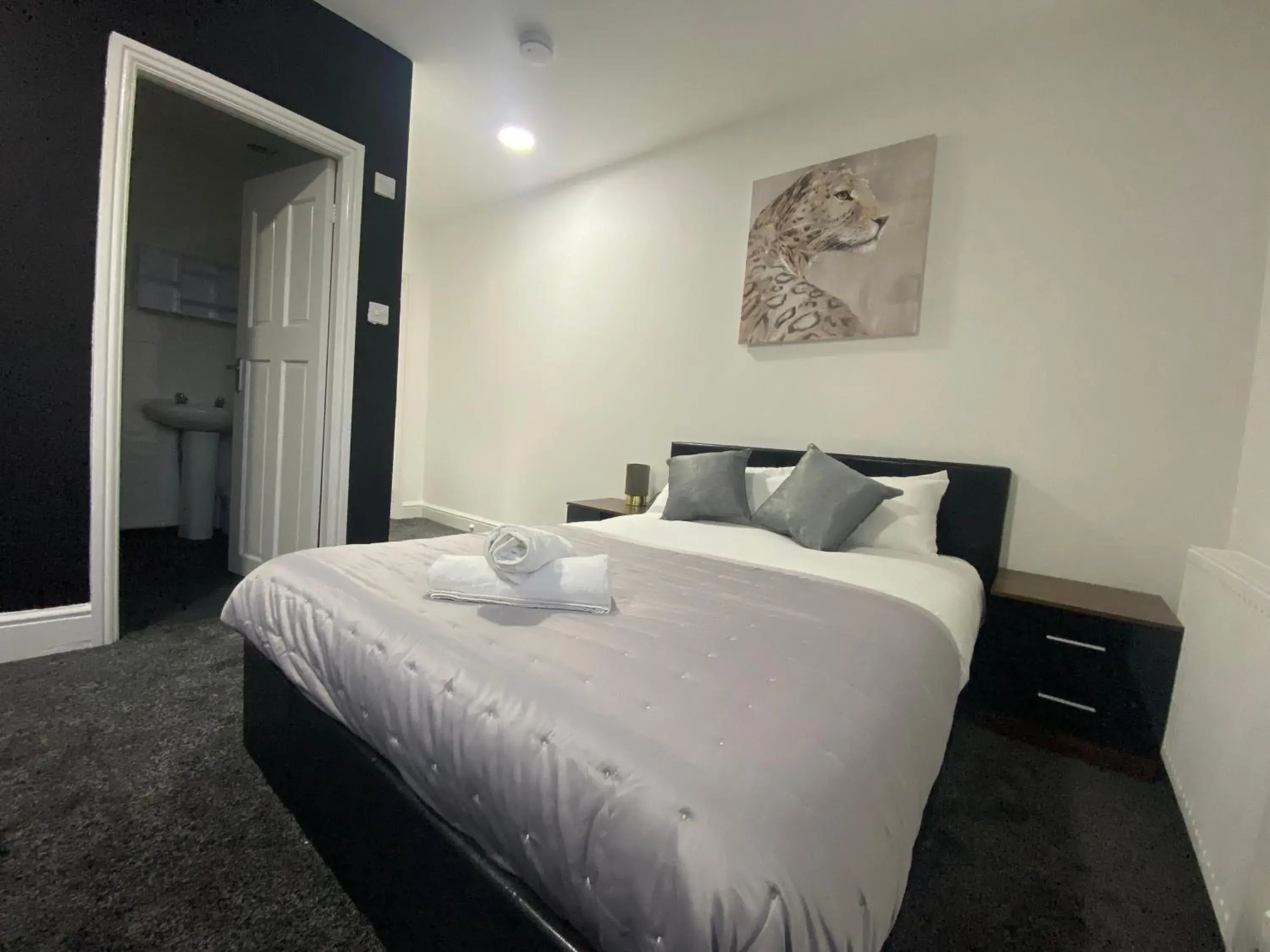 Twin Room with Private Bathroom in Hotel Royal Twin Room with Private Bathroom in Hotel Royal