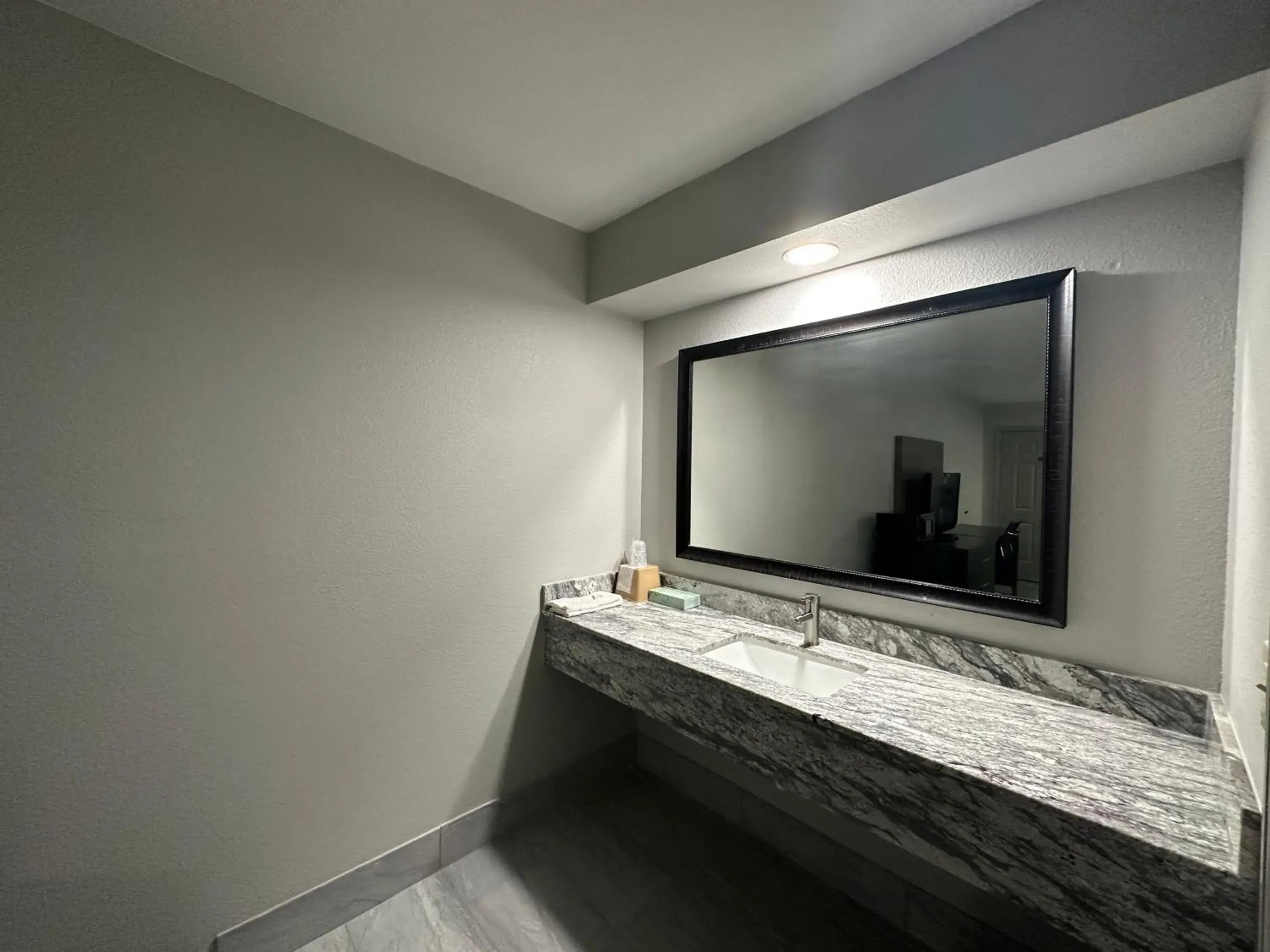 Small Queen Room - Smoking in Budget Inn Muskogee Small Queen Room - Smoking in Budget Inn Muskogee