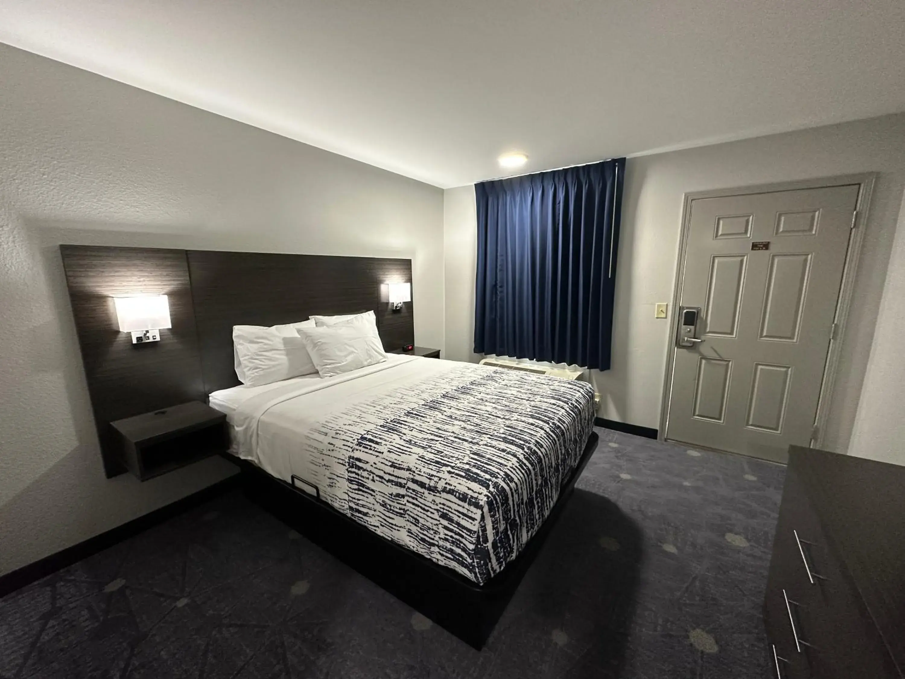 Small Queen Room - Non-Smoking in Budget Inn Muskogee Small Queen Room - Non-Smoking in Budget Inn Muskogee