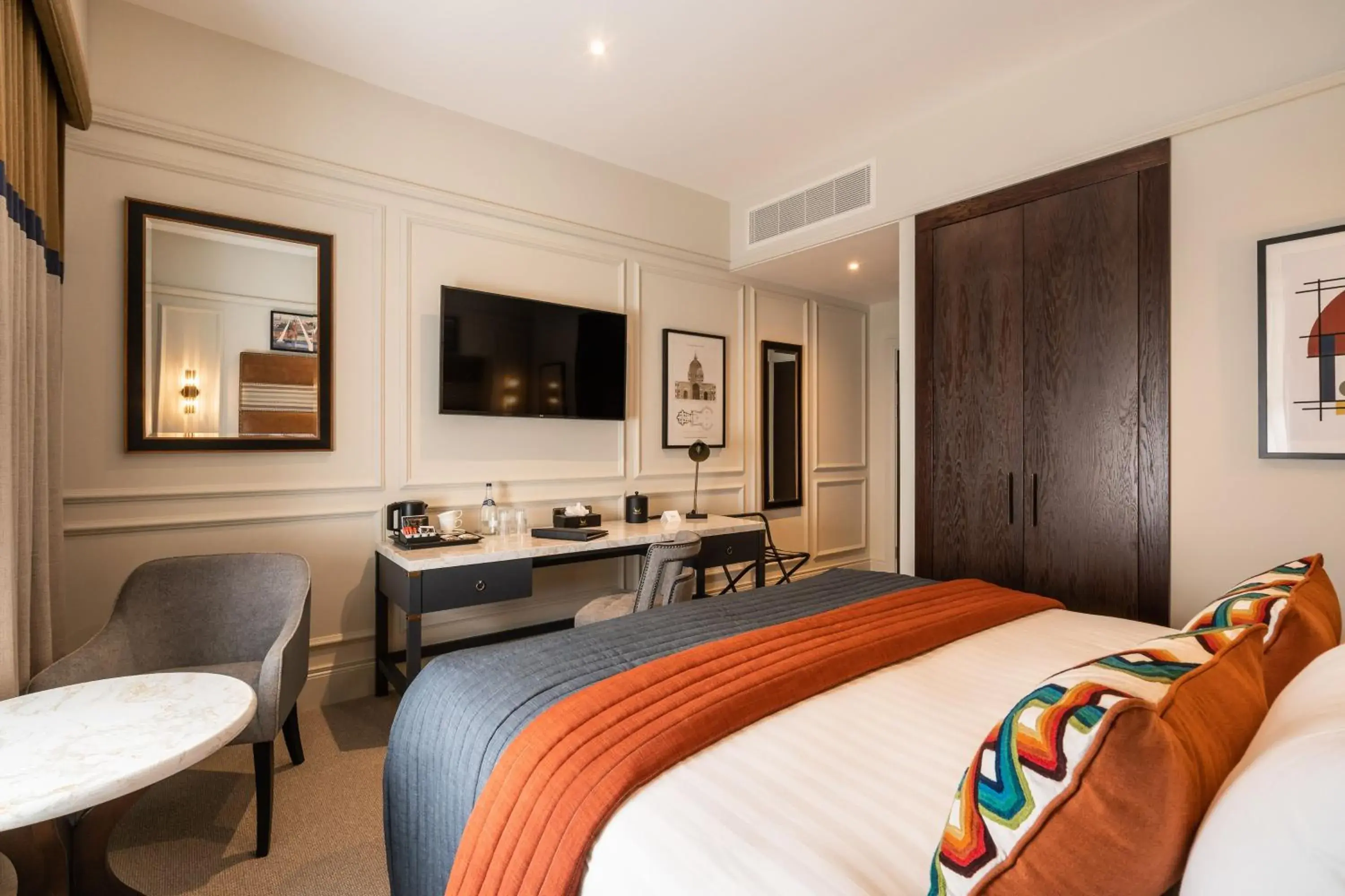 Deluxe Double Room in The Ebrington Hotel Deluxe Double Room in The Ebrington Hotel