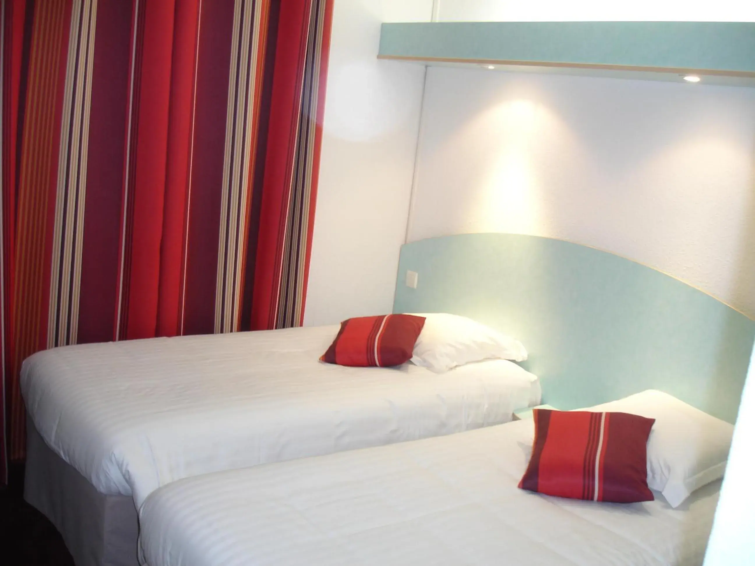 Twin Room in Agape Hotel Niort- Bessines Twin Room in Agape Hotel Niort- Bessines