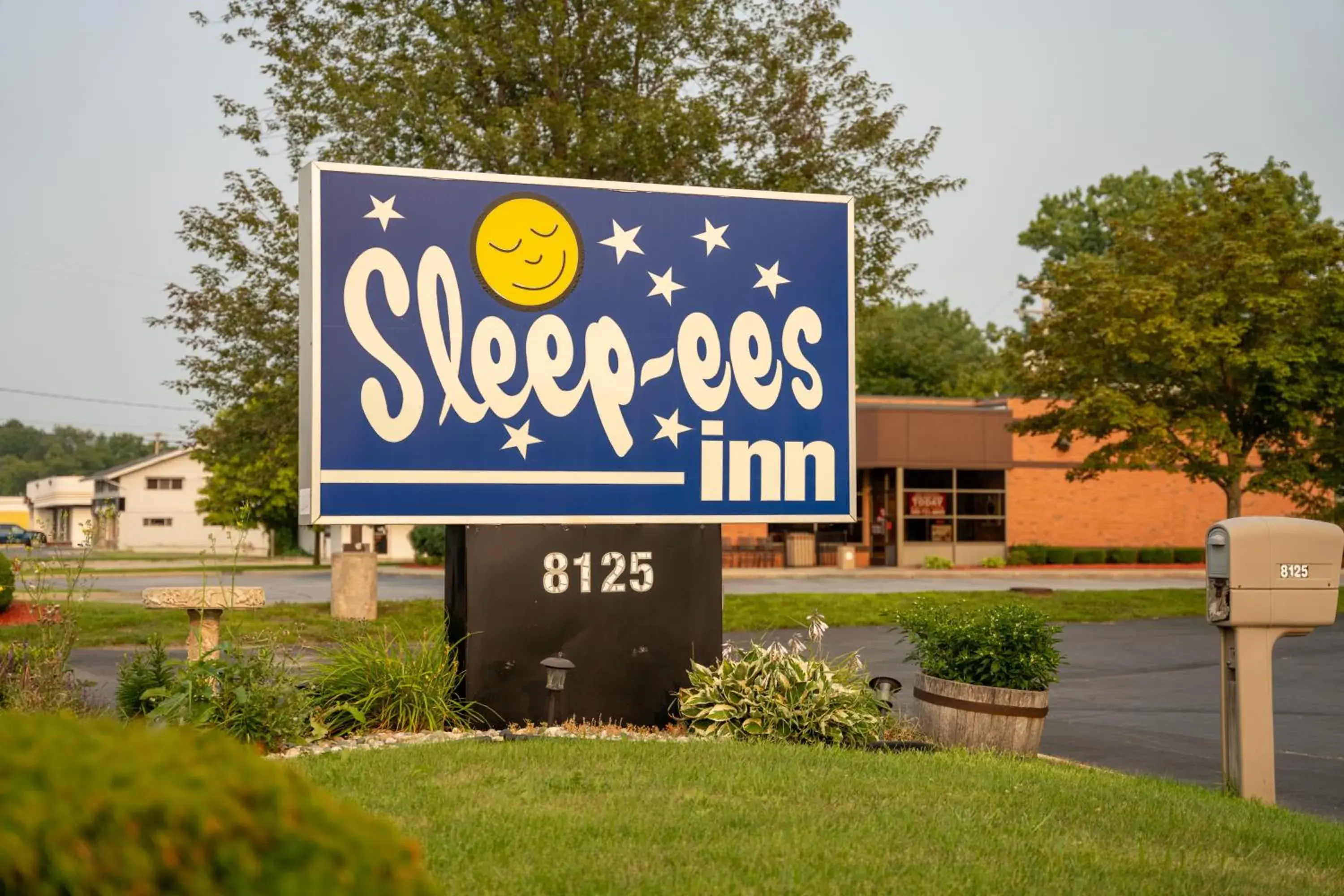 Sleep-ees Inn, Saginaw & Frankenmuth Sleep-ees Inn, Saginaw & Frankenmuth