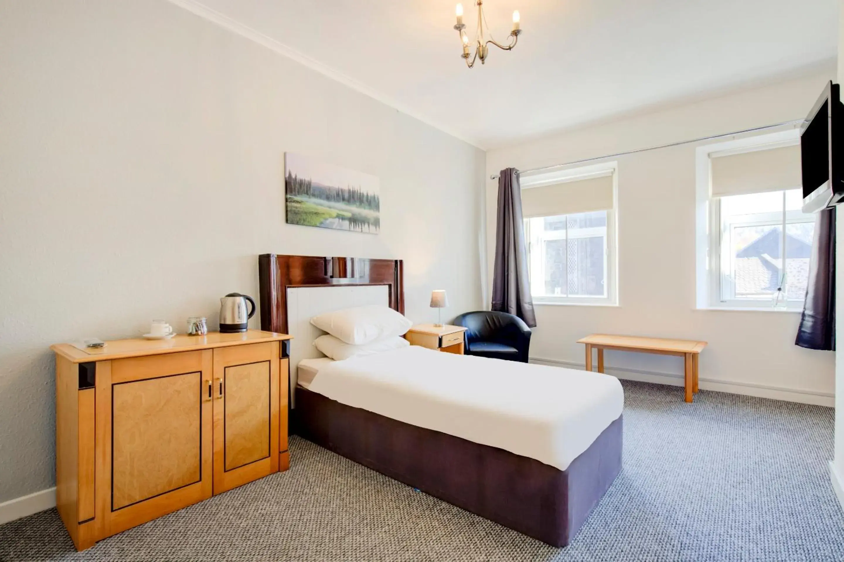 Standard Single Room with Shared Bathroom in OYO Eastbank Hotel, Speyside Scotland Standard Single Room with Shared Bathroom in OYO Eastbank Hotel, Speyside Scotland