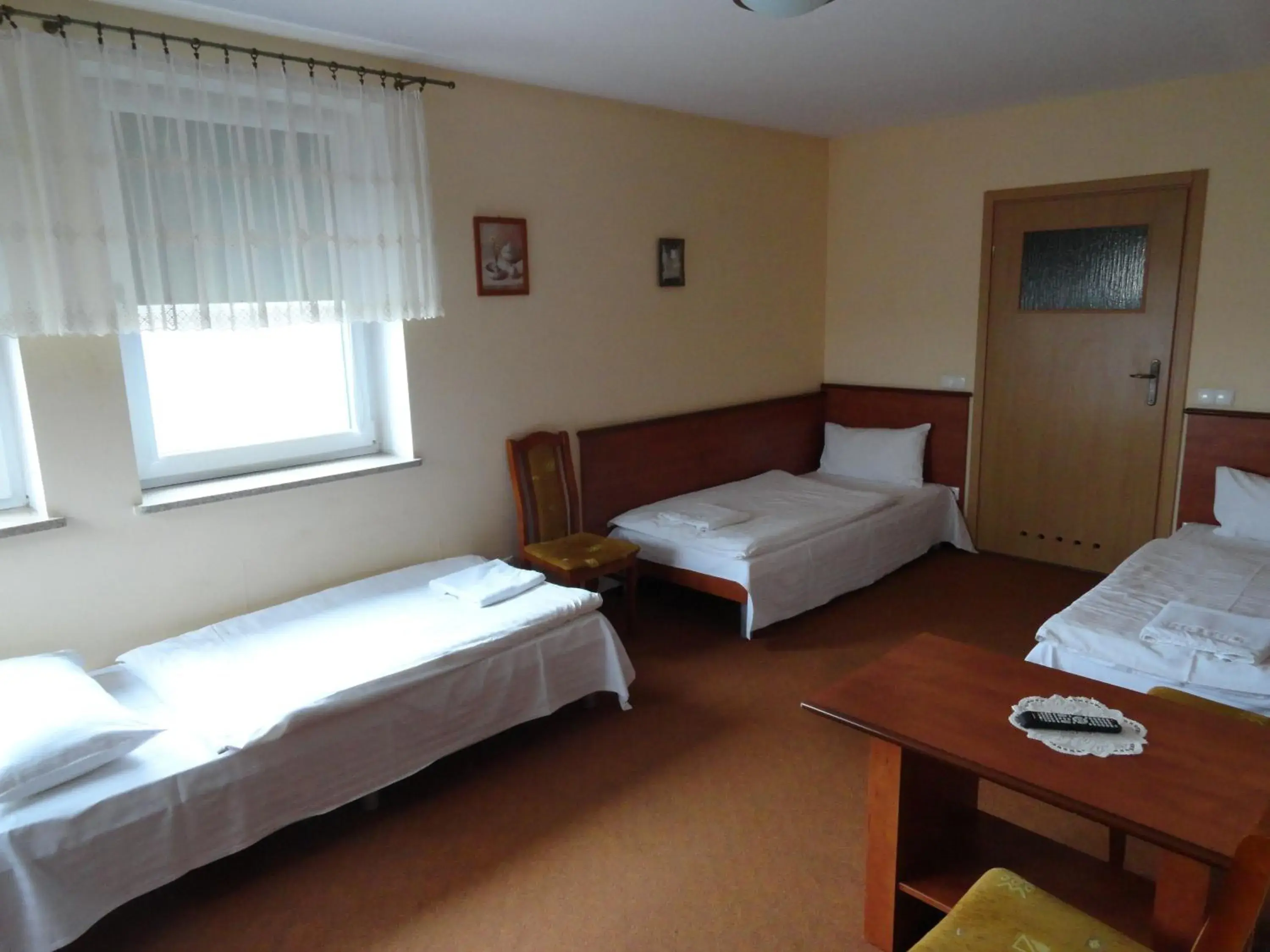 Triple Room with Bathroom - single occupancy in Hotel Wielkopolanka Triple Room with Bathroom - single occupancy in Hotel Wielkopolanka