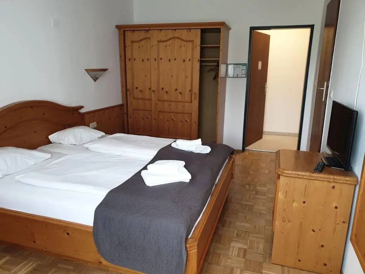 Large Double Room in Neuhof Large Double Room in Neuhof