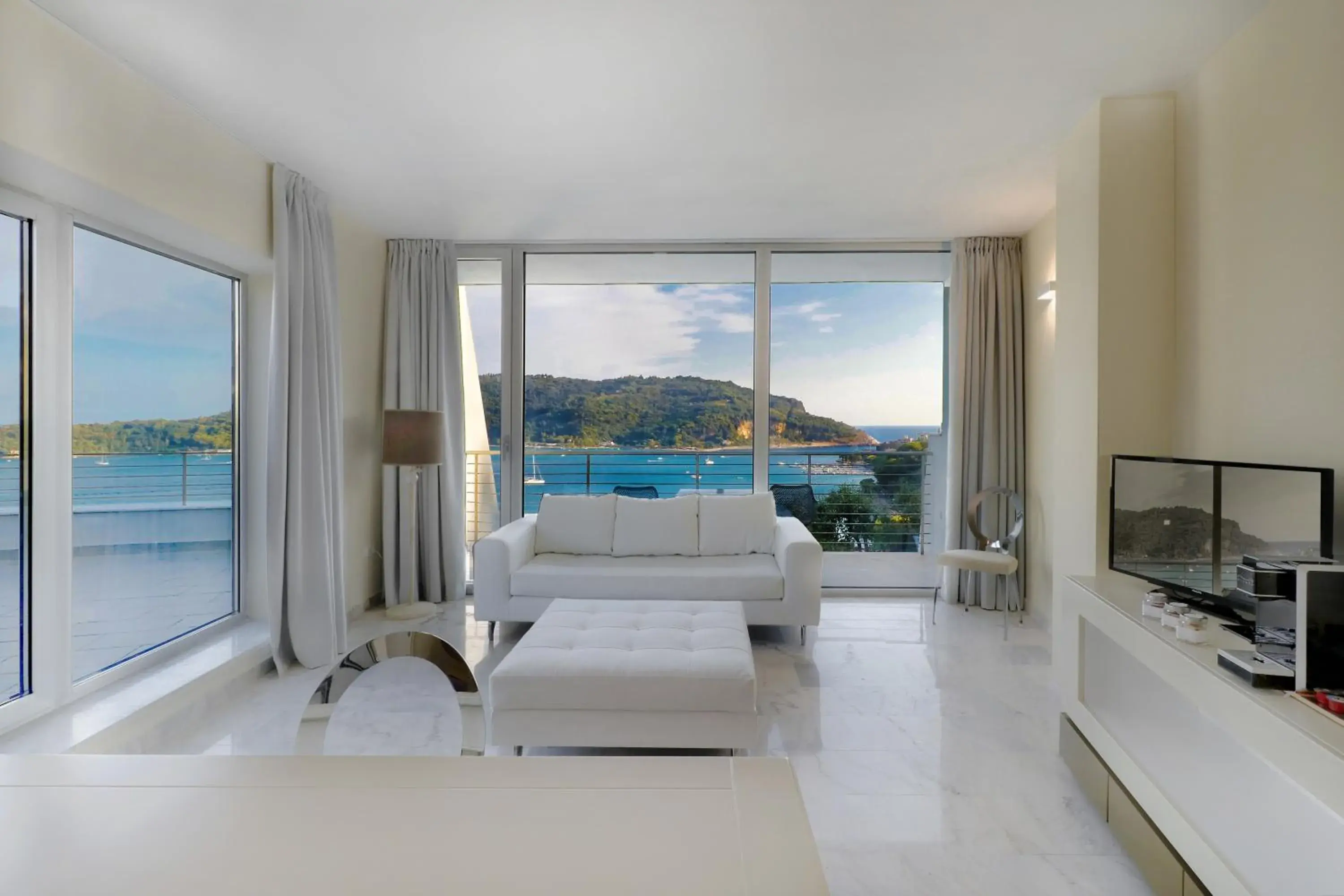 Deluxe Suite with Sea View in Cristallo Park Hotel Deluxe Suite with Sea View in Cristallo Park Hotel