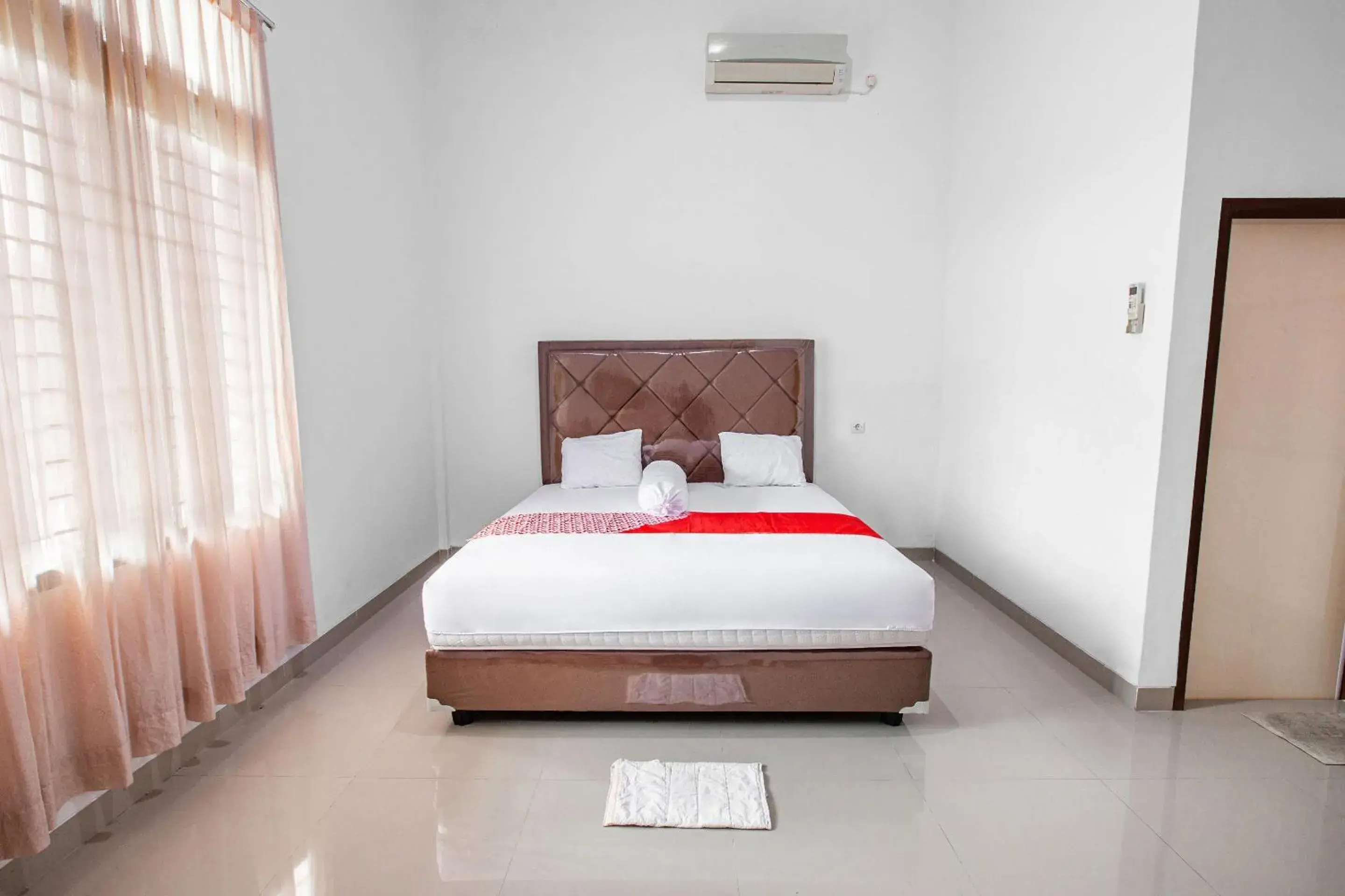 Deluxe Double Room in Hotel O Homestay Romauli Kampung Radja Deluxe Double Room in Hotel O Homestay Romauli Kampung Radja