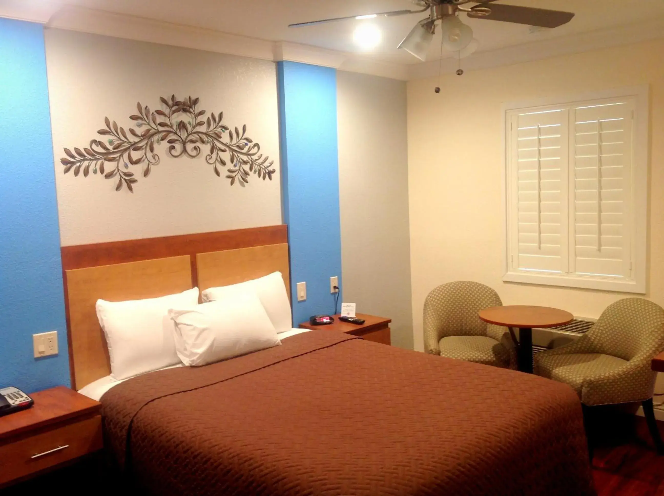 Queen Room - single occupancy in FairBridge Inn & Suites Gateway to Yosemite Queen Room - single occupancy in FairBridge Inn & Suites Gateway to Yosemite