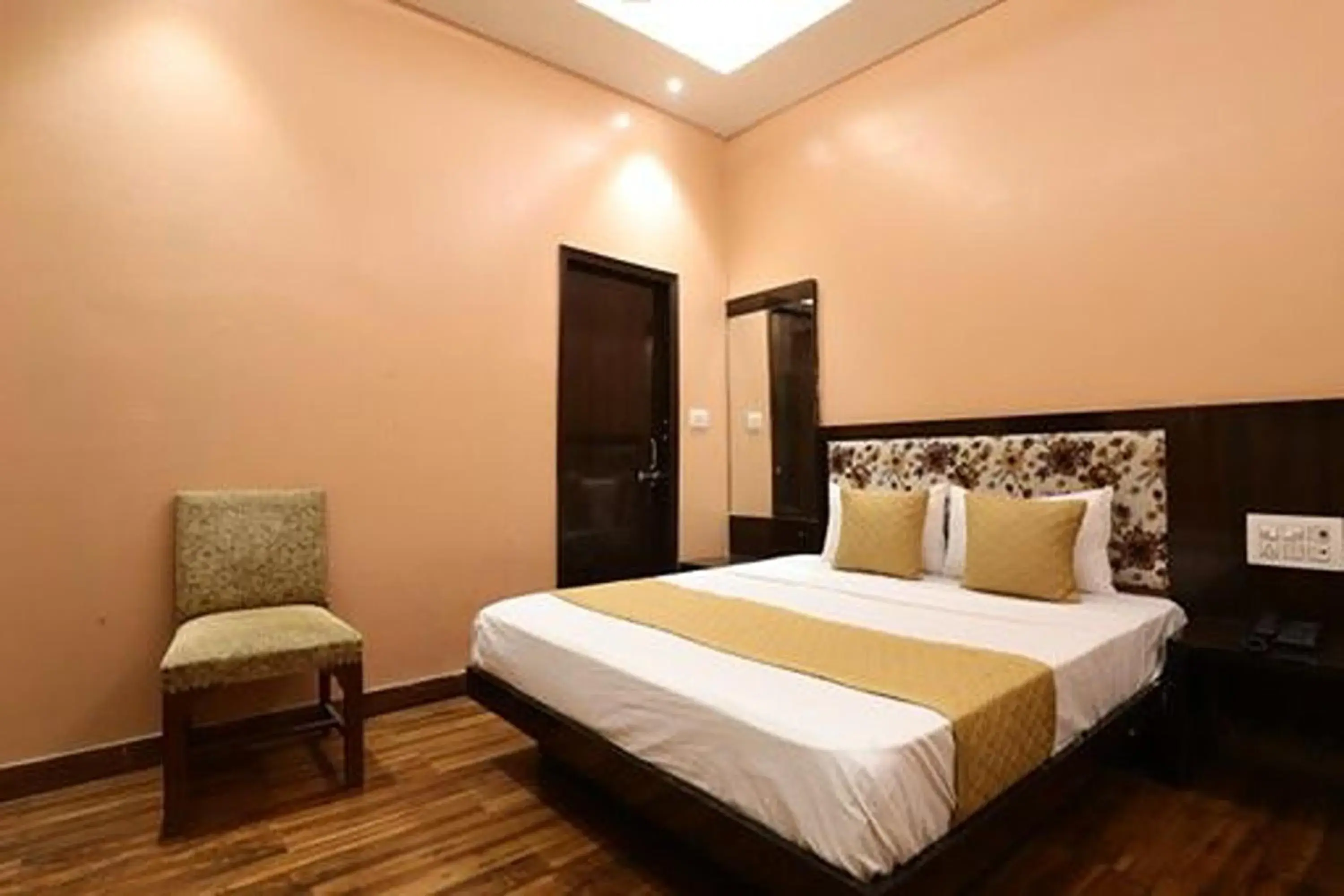 Double Room in Hotel Amrit Near Old Delhi Railway Station Double Room in Hotel Amrit Near Old Delhi Railway Station