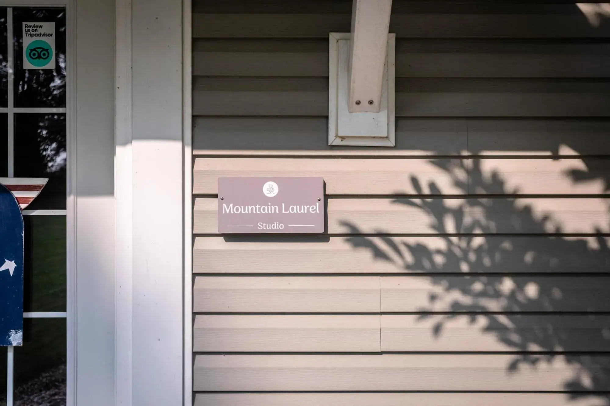 Deluxe Queen Studio in By the Side of the Road Inn & Cottages Deluxe Queen Studio in By the Side of the Road Inn & Cottages