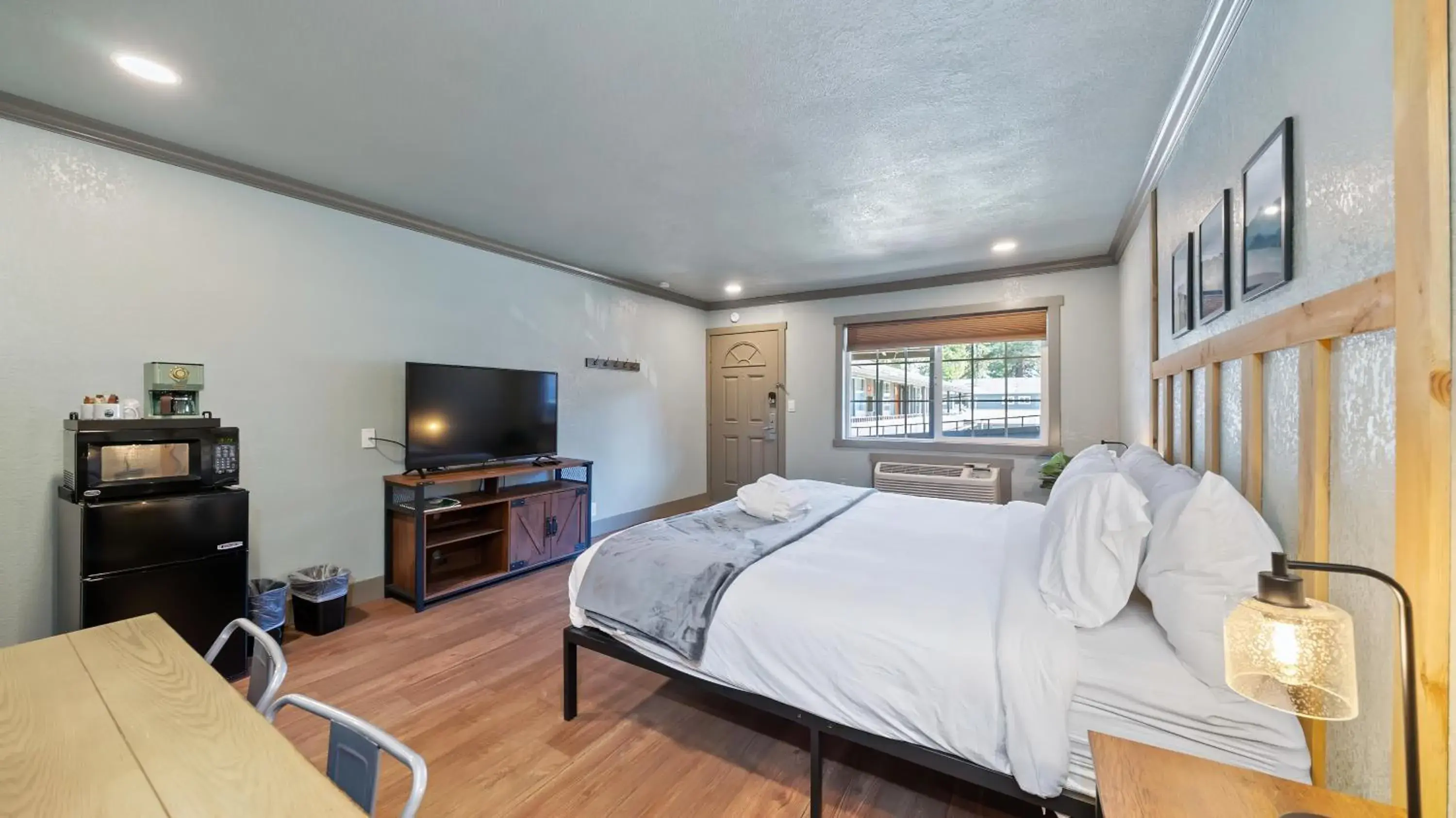 Queen Room in Blue Jay Lodge Queen Room in Blue Jay Lodge