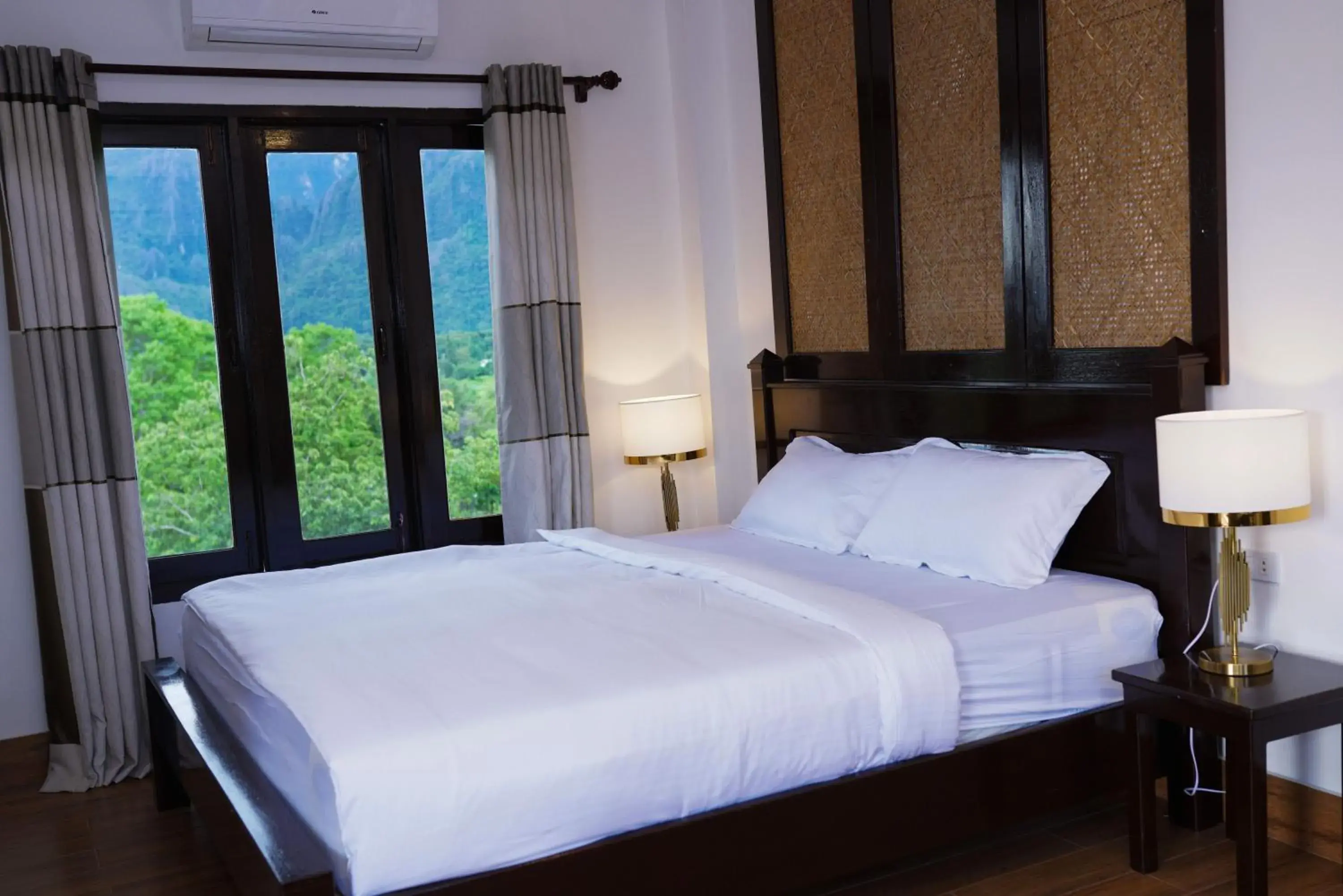 Large Double Room in Mad Monkey Vang Vieng Large Double Room in Mad Monkey Vang Vieng