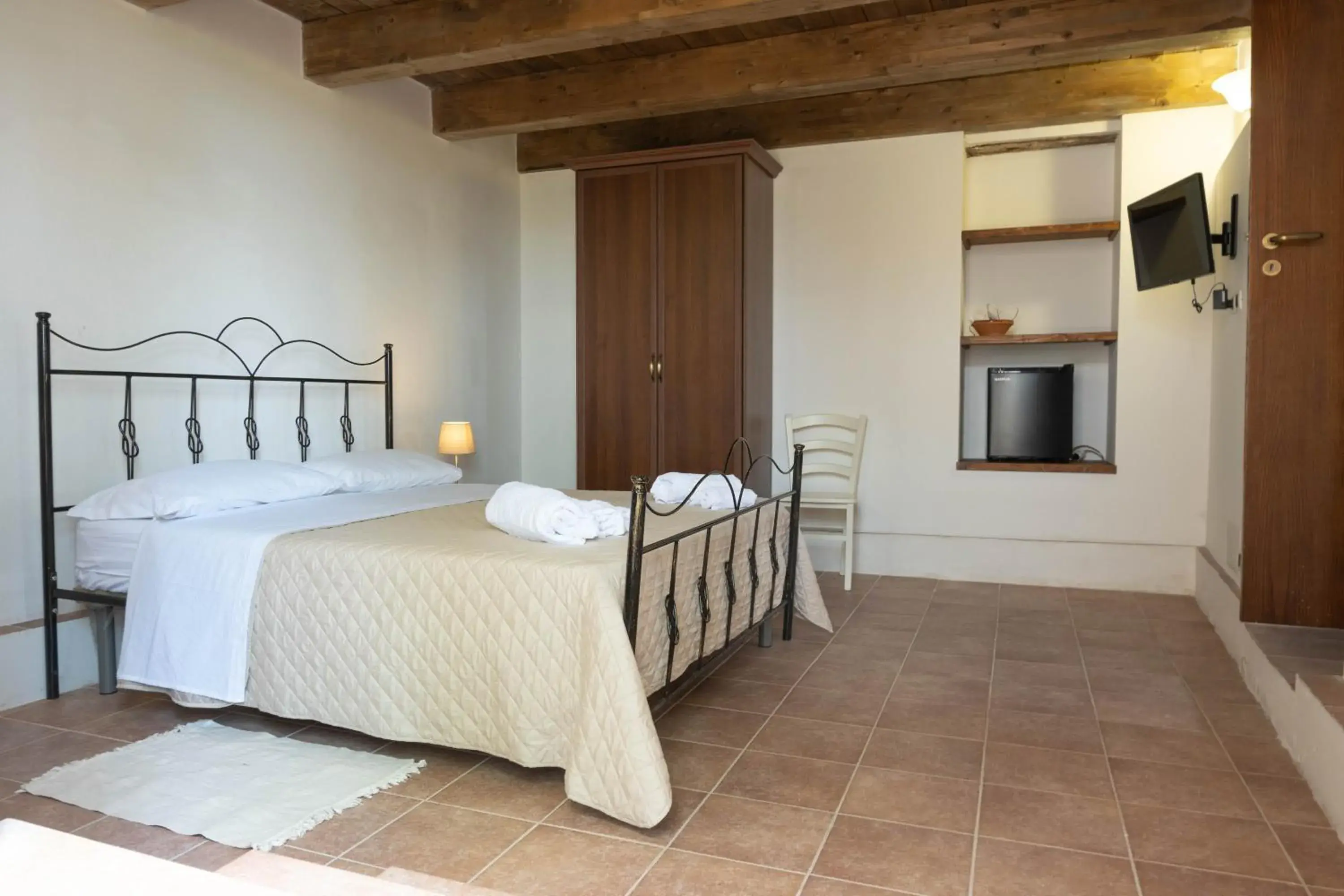 Double Room with Private Bathroom in Il Paese Alberga! Double Room with Private Bathroom in Il Paese Alberga!