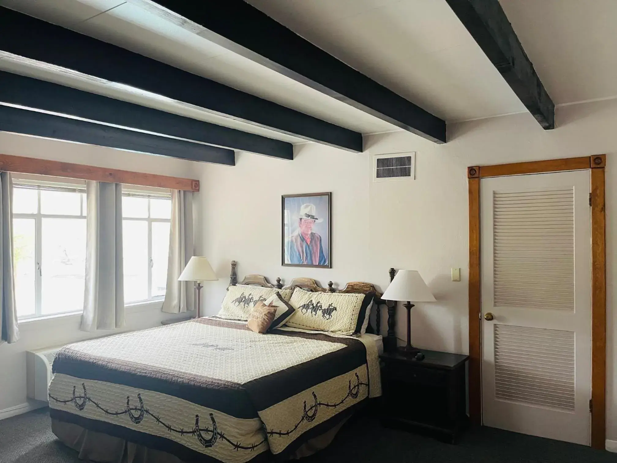 Deluxe King Suite in Apache Motel Deluxe King Suite in Apache Motel