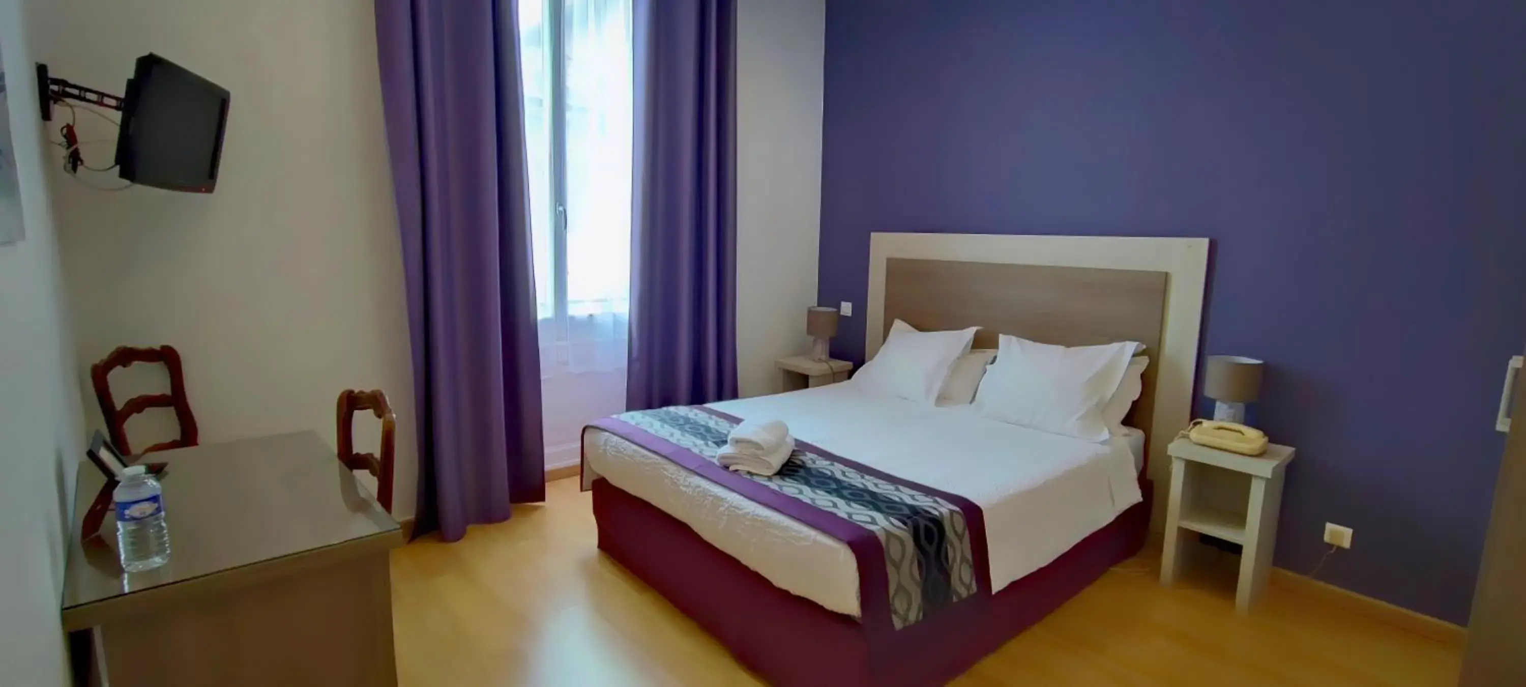 Double Room in Logis Grand Hotel Pelisson Double Room in Logis Grand Hotel Pelisson