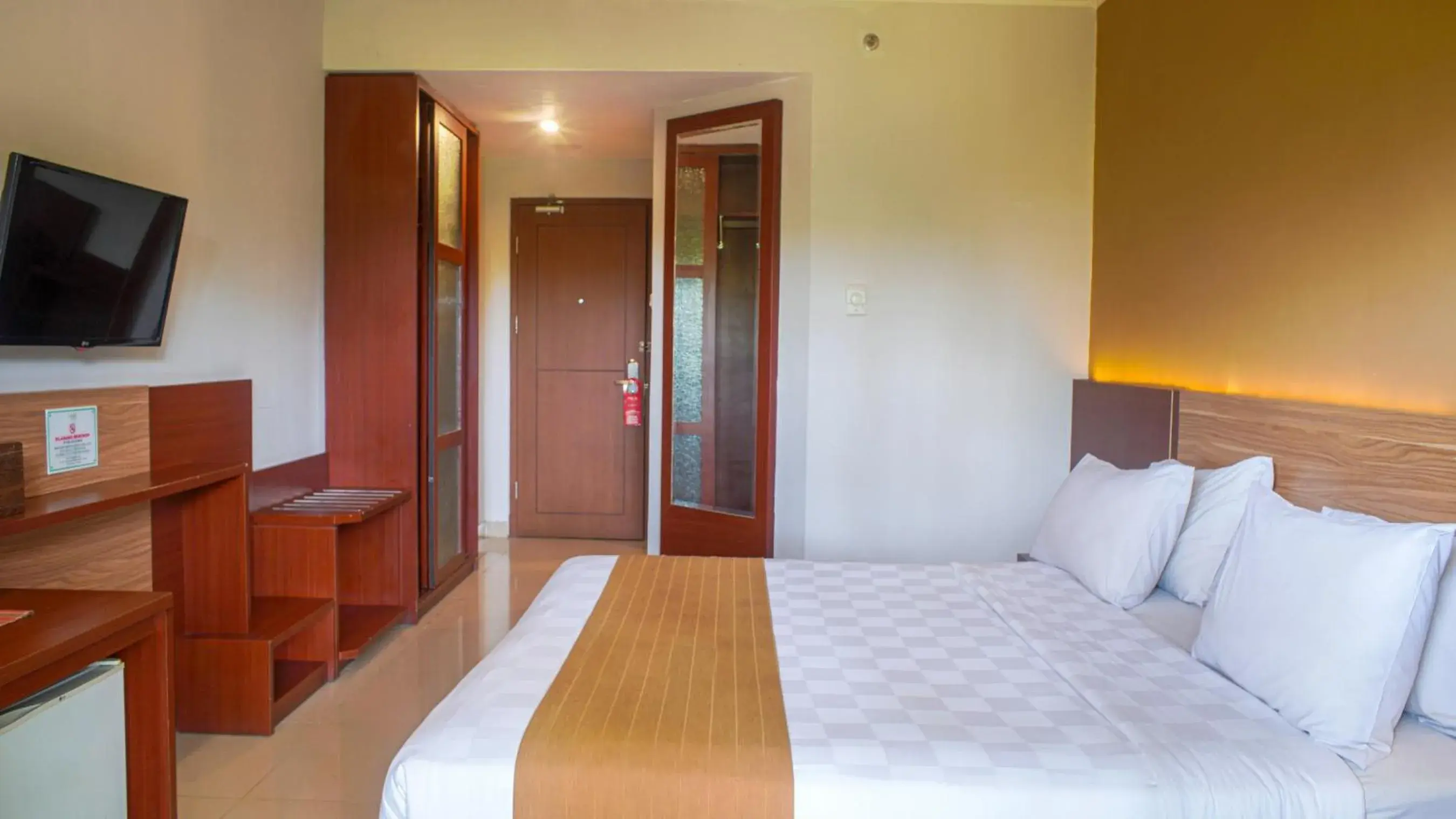 Budget Double Room in Lorin Dwangsa Solo Hotel Budget Double Room in Lorin Dwangsa Solo Hotel