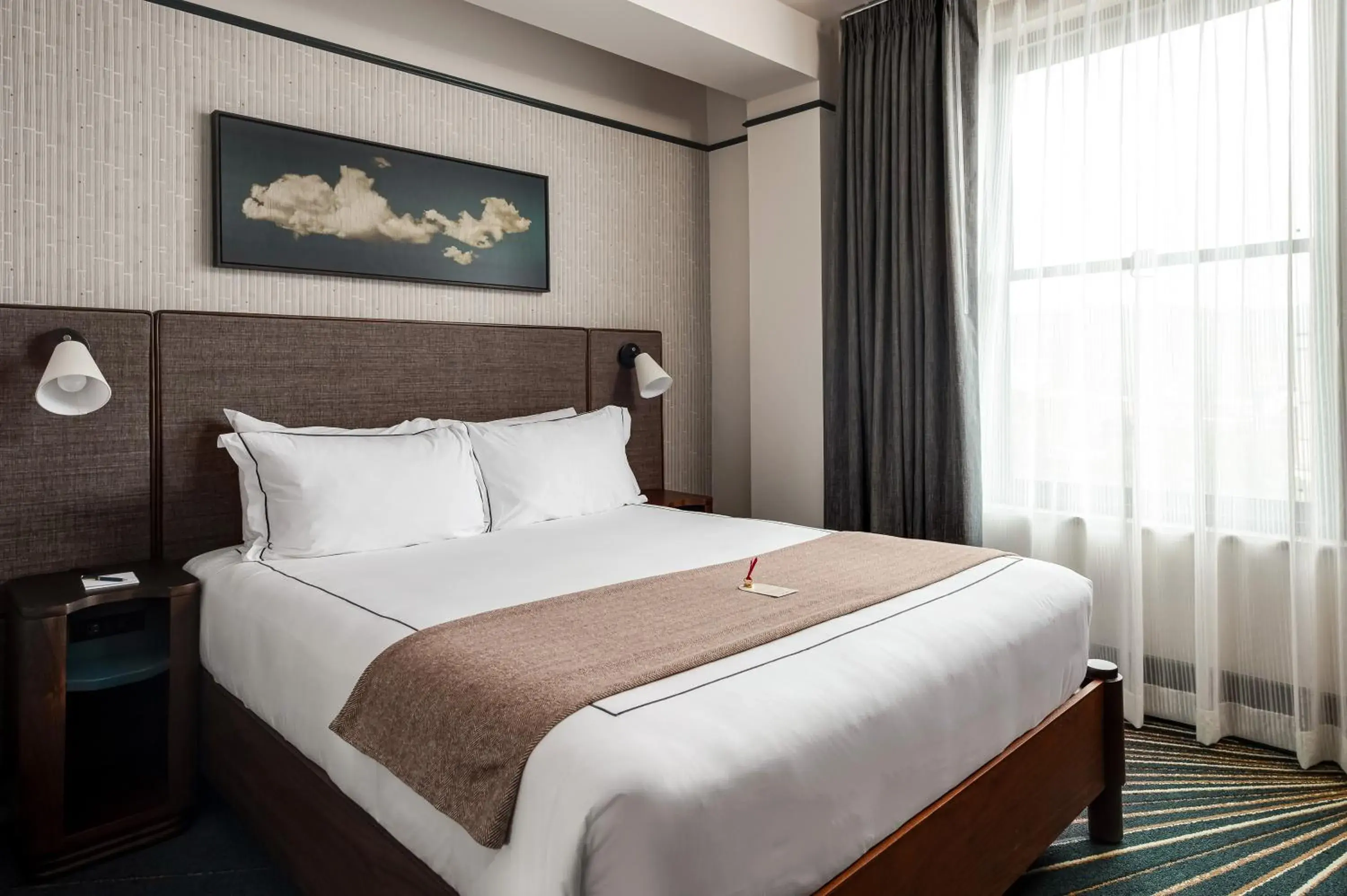 Queen Room in The Flat Iron Hotel Queen Room in The Flat Iron Hotel