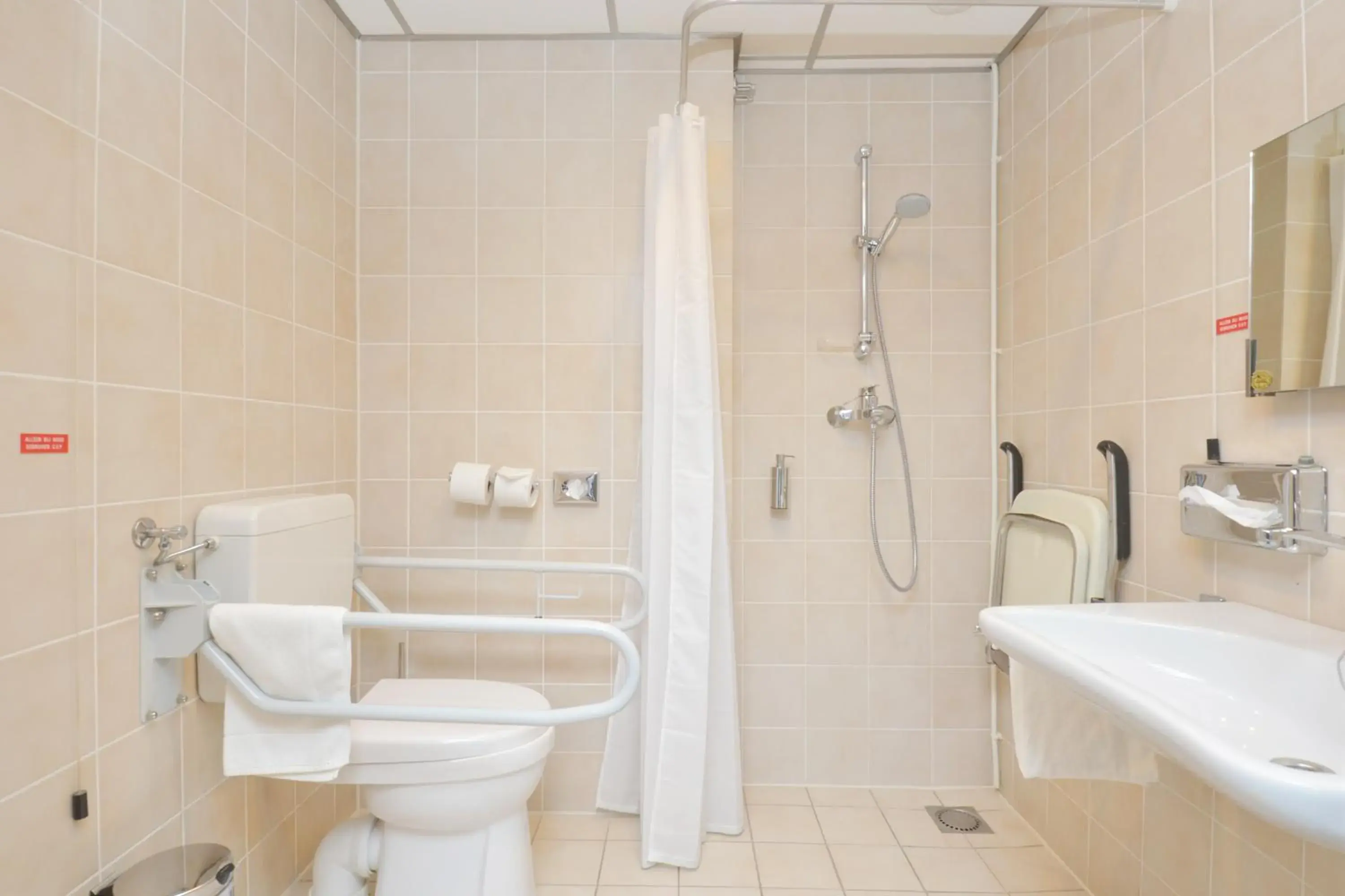 Double Room - Disability Access in Fletcher Hotel-Restaurant ‘s-Hertogenbosch Double Room - Disability Access in Fletcher Hotel-Restaurant ‘s-Hertogenbosch