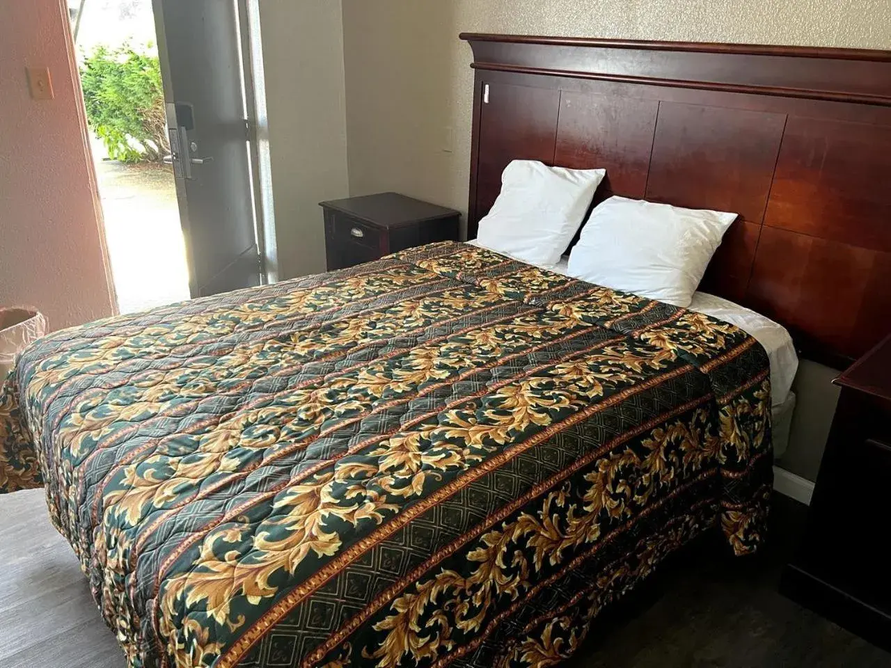 Queen Room in Budget Plaza Motel Queen Room in Budget Plaza Motel