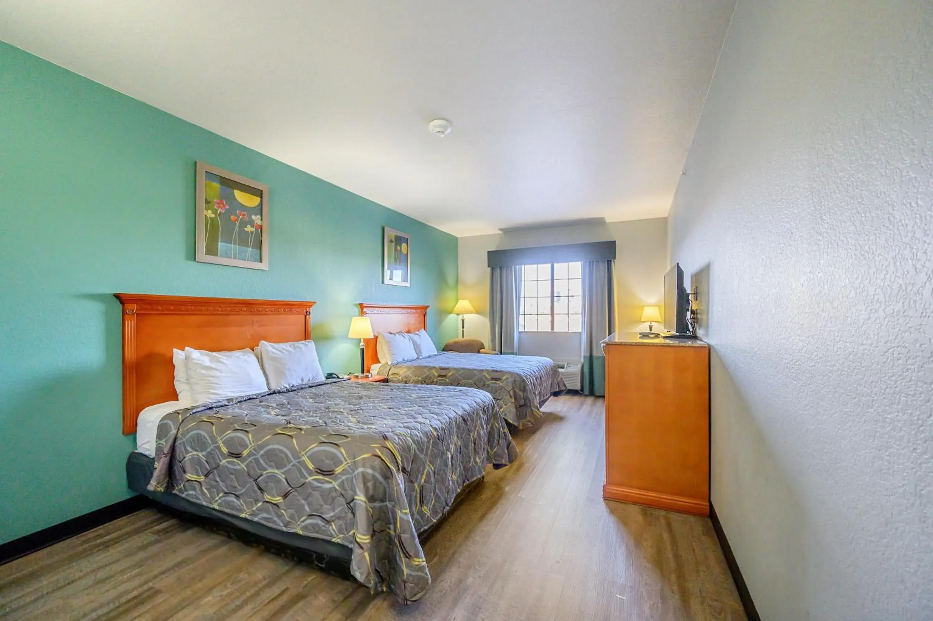 Queen Room with Two Queen Beds in HiWay Inn Express of Broken Bow Queen Room with Two Queen Beds in HiWay Inn Express of Broken Bow