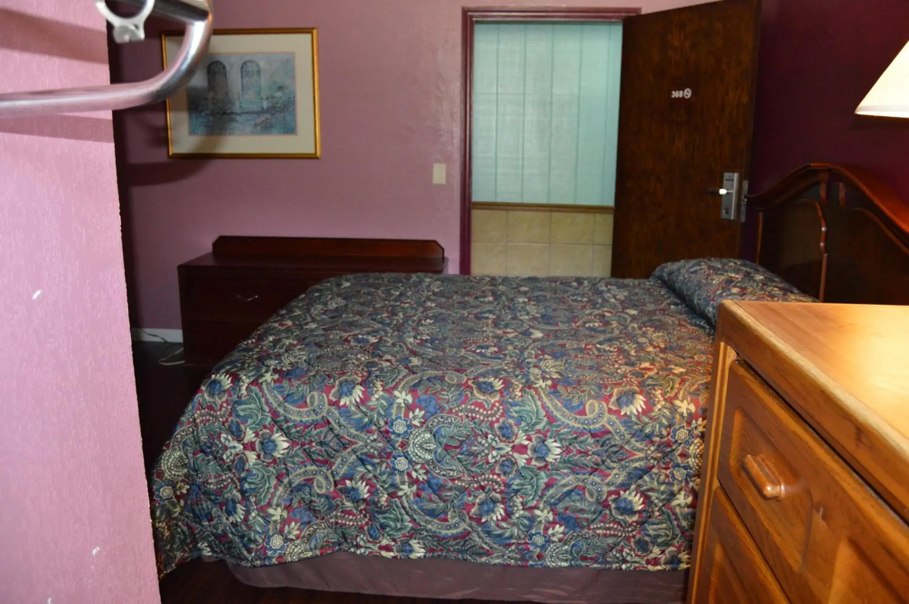 Queen Room in Budget Inn Richlands Claypool Hill Queen Room in Budget Inn Richlands Claypool Hill