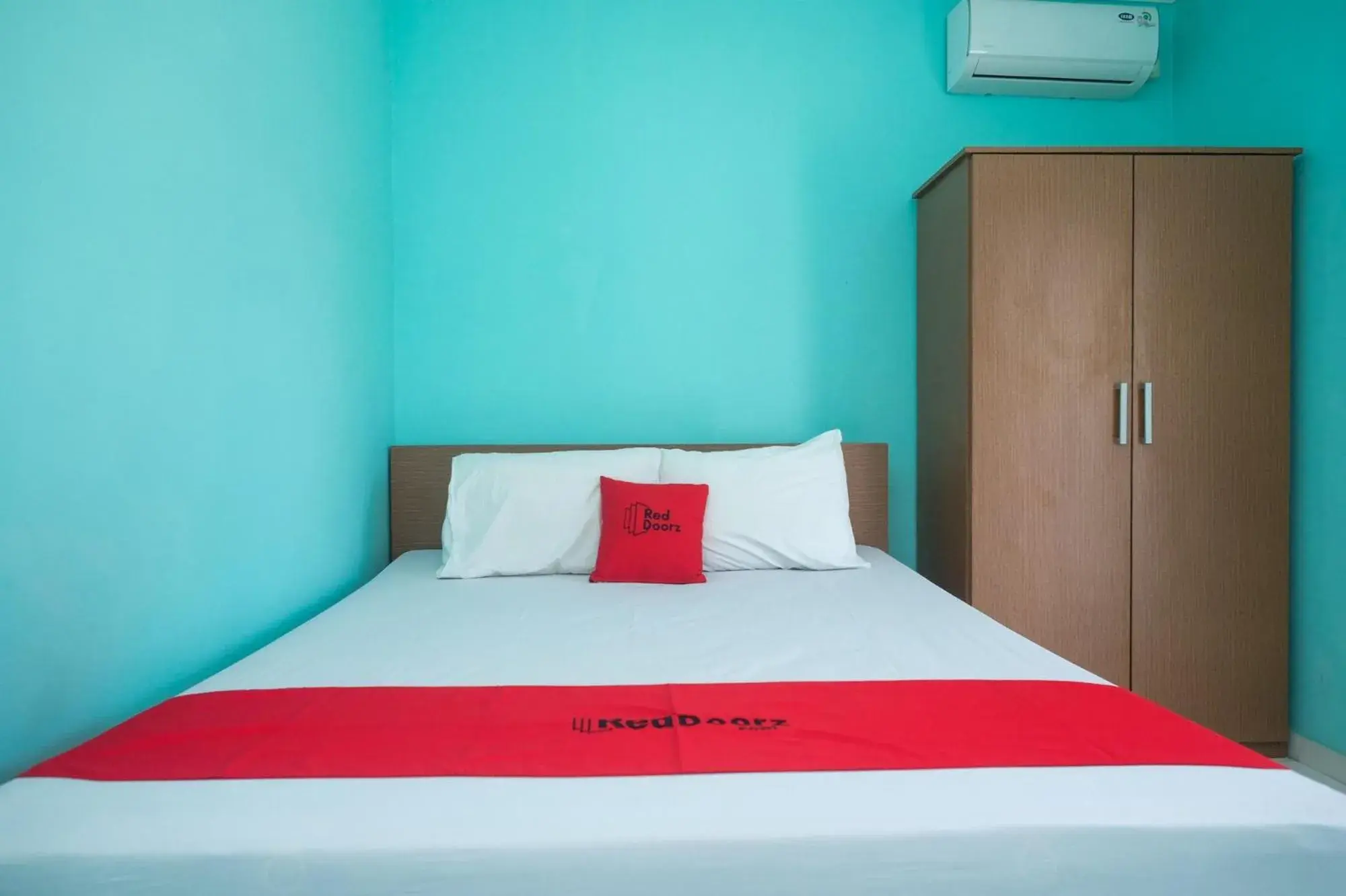 Standard King Room in RedDoorz @ Jakal Atas KM 7 Standard King Room in RedDoorz @ Jakal Atas KM 7