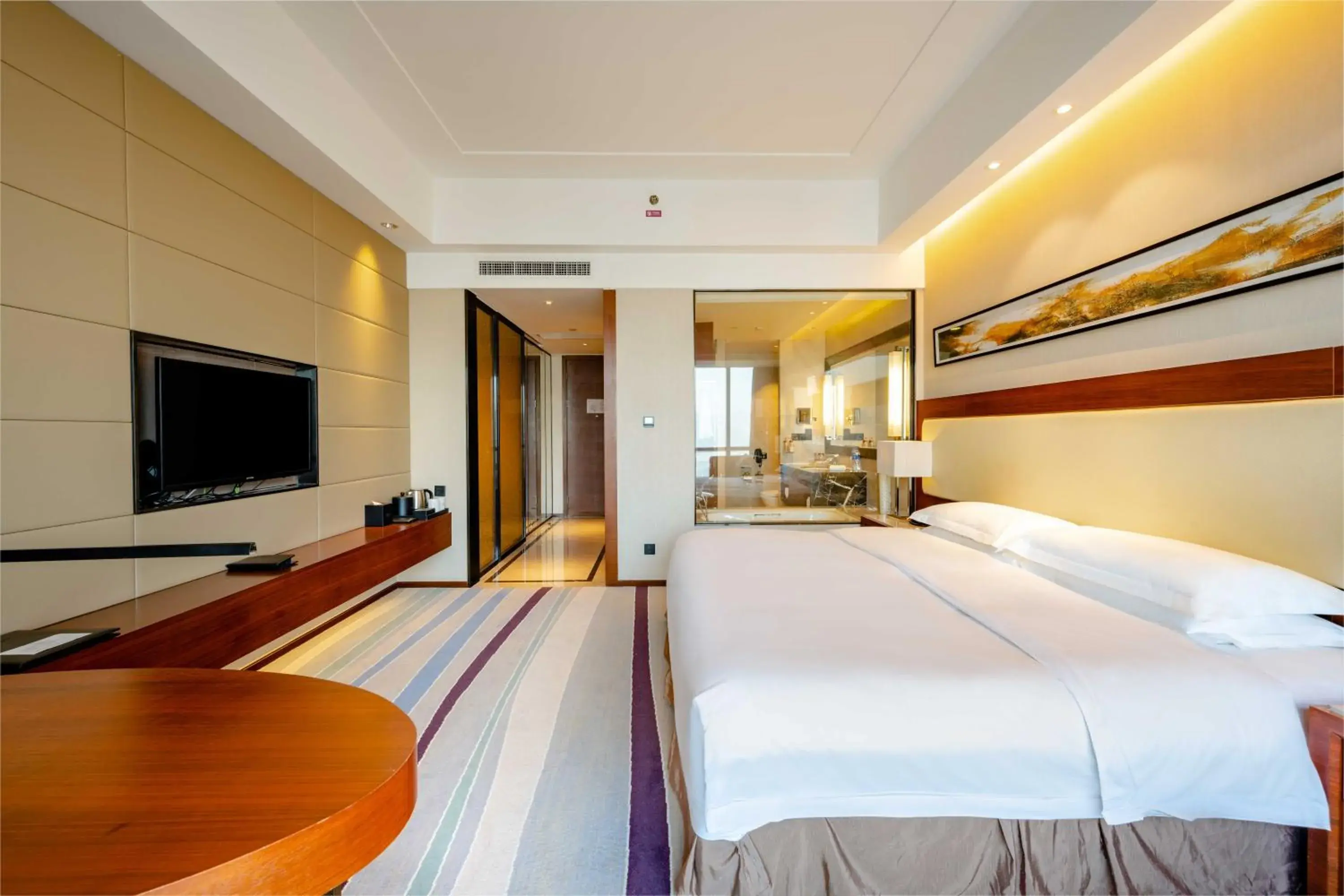 Standard King Room with City View - Lounge Access in Crowne Plaza Wuxi Taihu by IHG Standard King Room with City View - Lounge Access in Crowne Plaza Wuxi Taihu by IHG