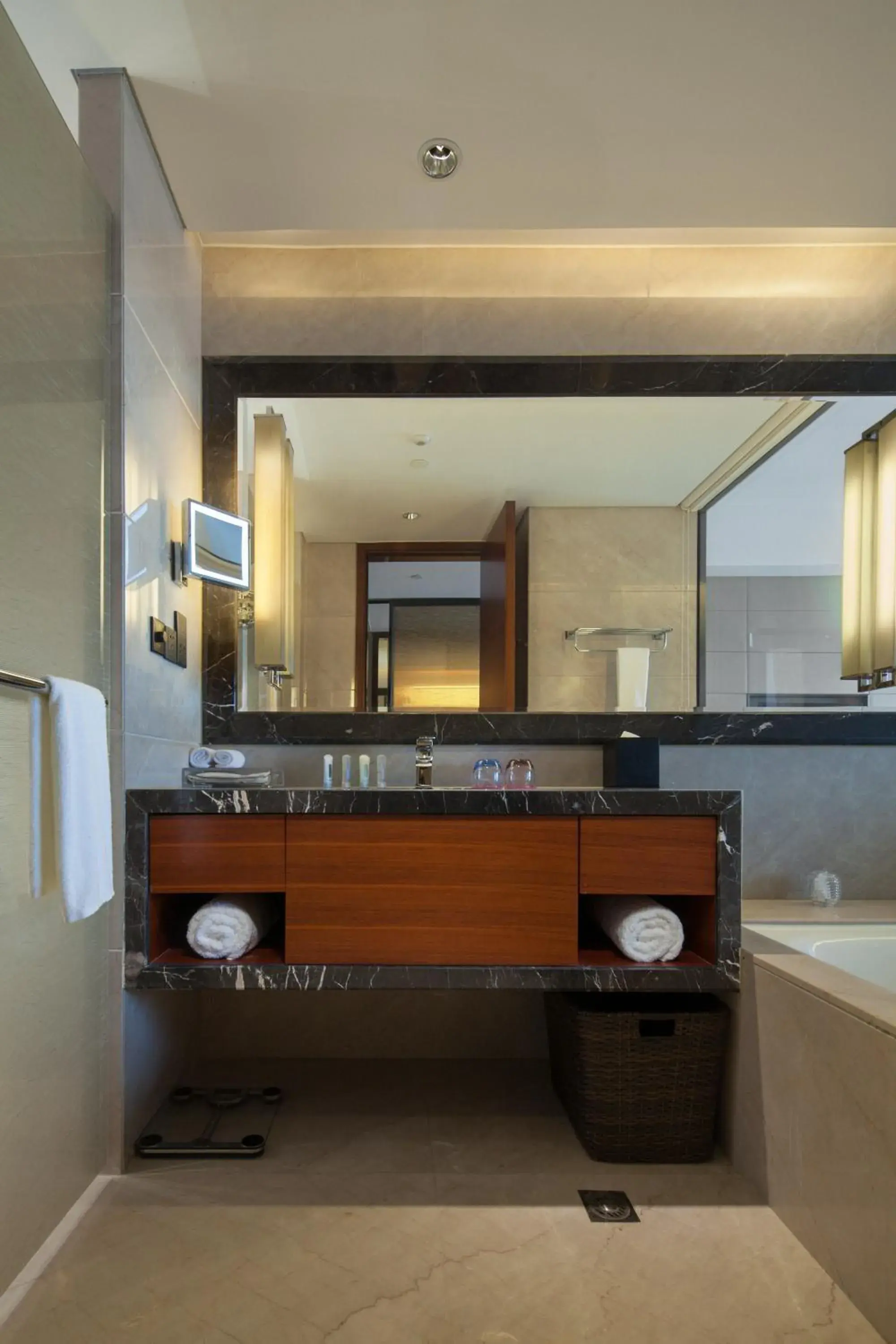 Standard King Room with City View in Crowne Plaza Wuxi Taihu by IHG Standard King Room with City View in Crowne Plaza Wuxi Taihu by IHG