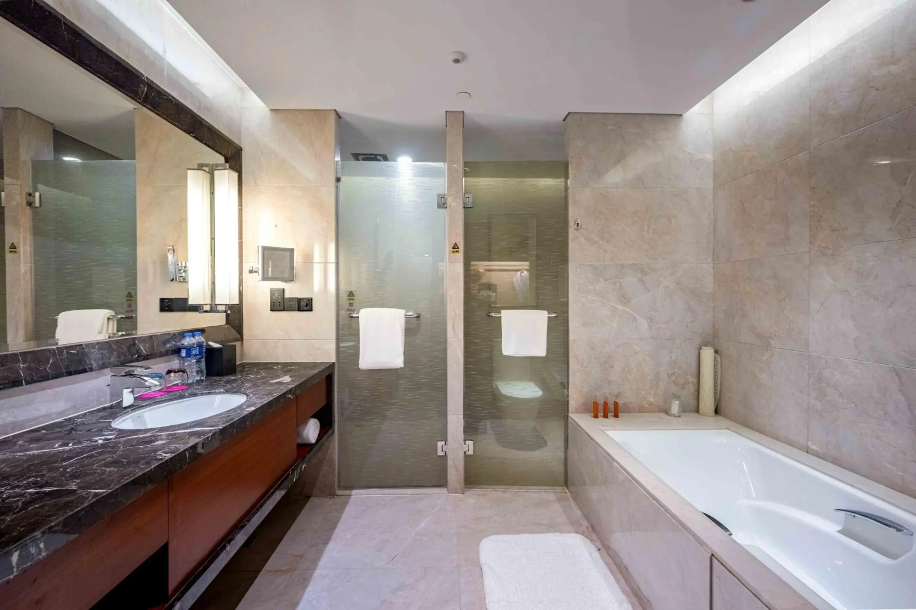 One-Bedroom Suite with City View in Crowne Plaza Wuxi Taihu by IHG One-Bedroom Suite with City View in Crowne Plaza Wuxi Taihu by IHG