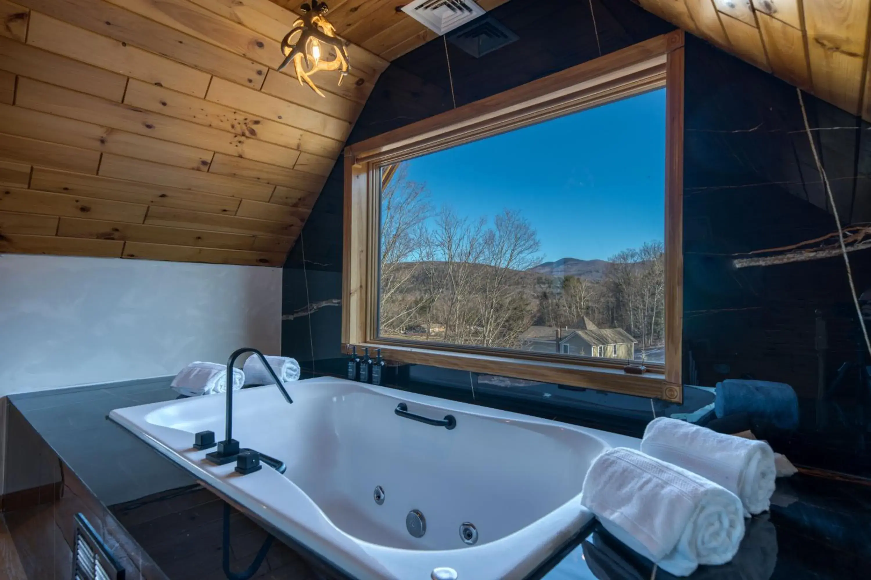 Suite with Hot Tub in The Haüs Windham - Spacious Suites, Hot Tub, Mountain Views! Suite with Hot Tub in The Haüs Windham - Spacious Suites, Hot Tub, Mountain Views!