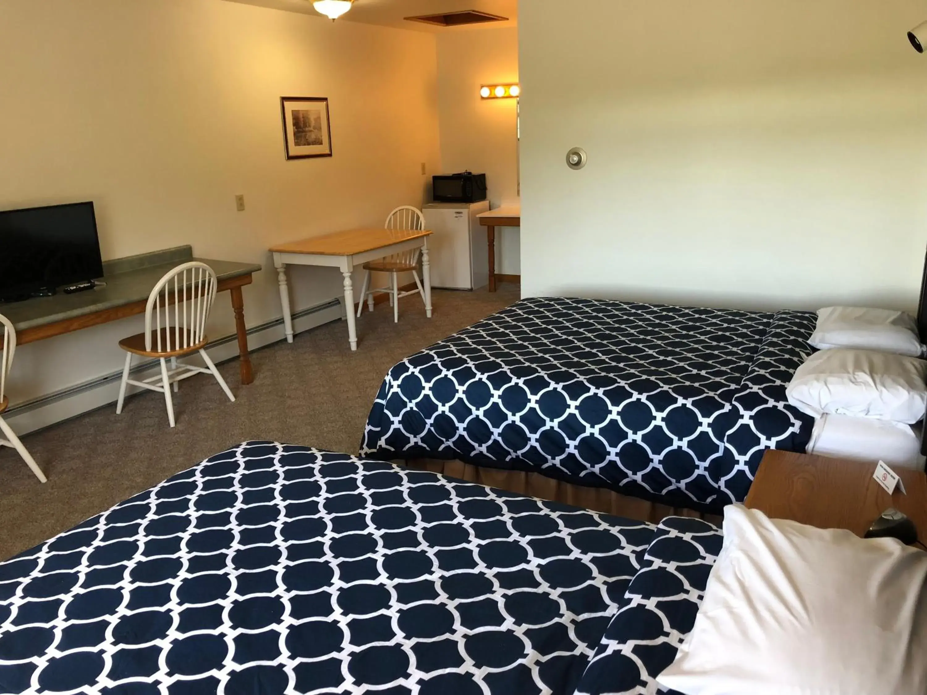 Queen Room with Two Queen Beds in Village Inn Motel Queen Room with Two Queen Beds in Village Inn Motel